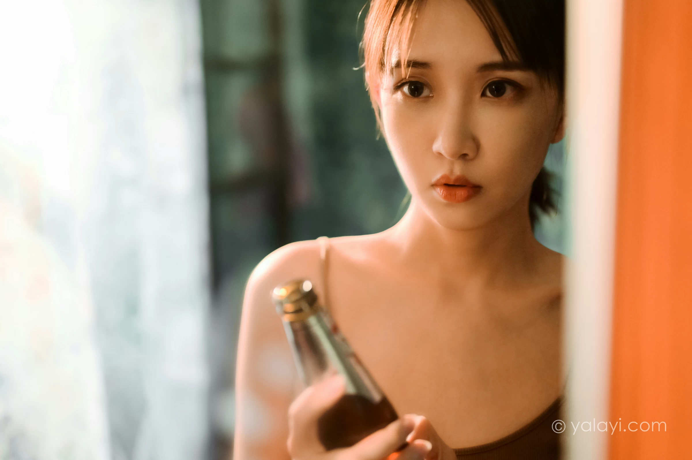 [YALAYI雅拉伊]NO.689 《黯然》 妍妍 橙色性感小背心加棕色短裙性感私房写真集第4张
