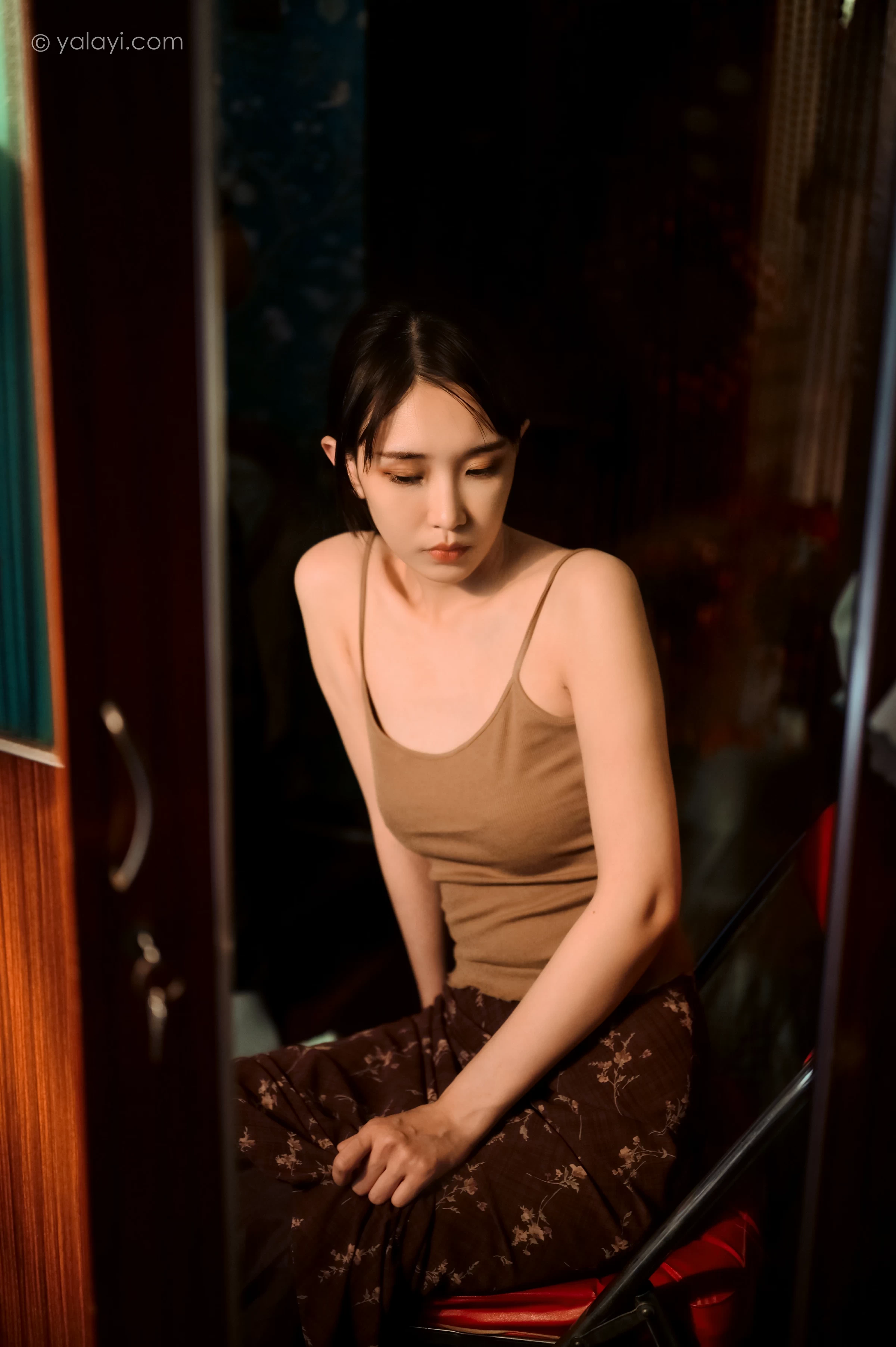 [YALAYI雅拉伊]NO.689 《黯然》 妍妍 橙色性感小背心加棕色短裙性感私房写真集第8张