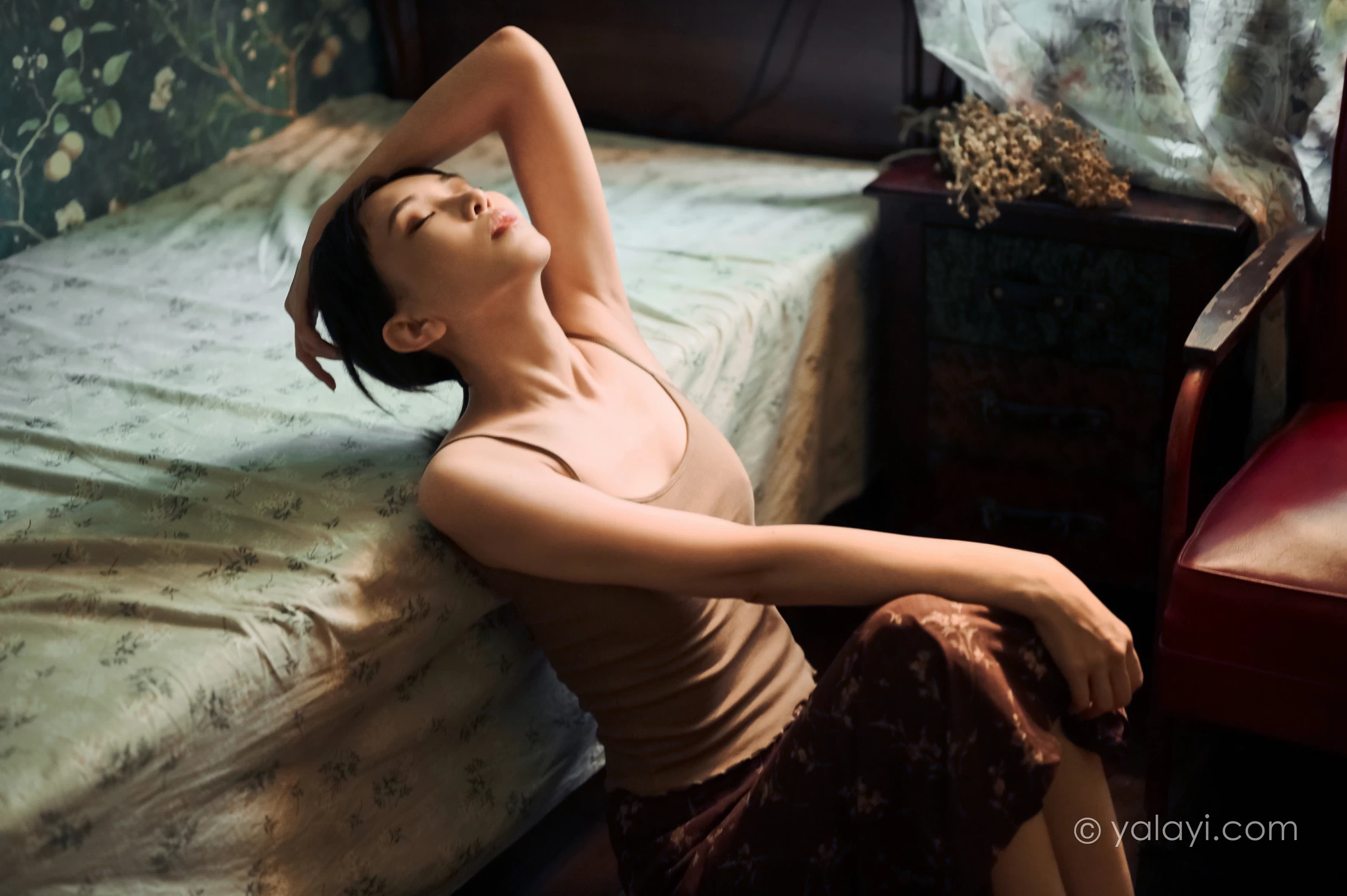 [YALAYI雅拉伊]NO.689 《黯然》 妍妍 橙色性感小背心加棕色短裙性感私房写真集第11张