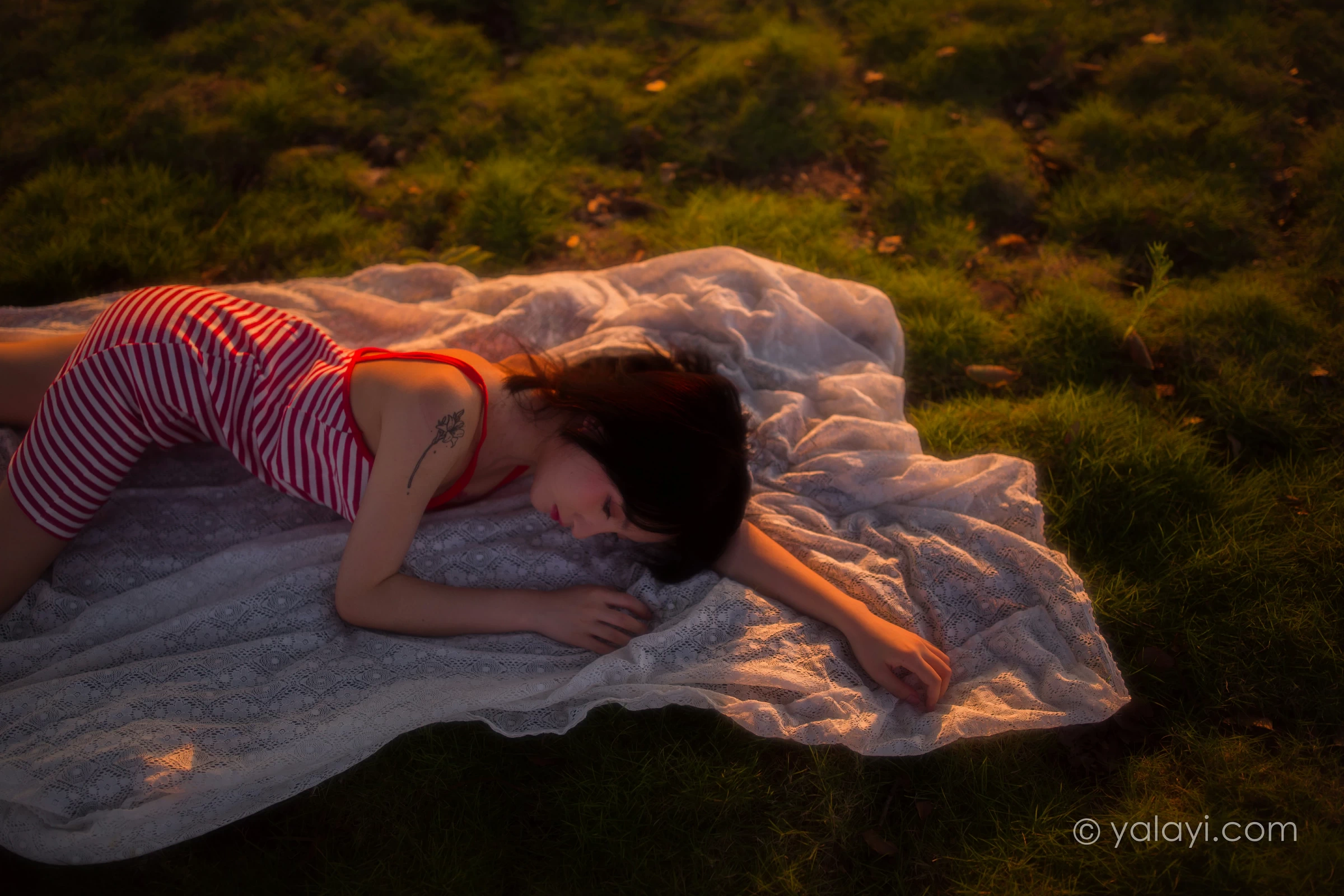 [YALAYI雅拉伊]NO.690 《红了》 落落 红色吊带连衣裙写真第2张