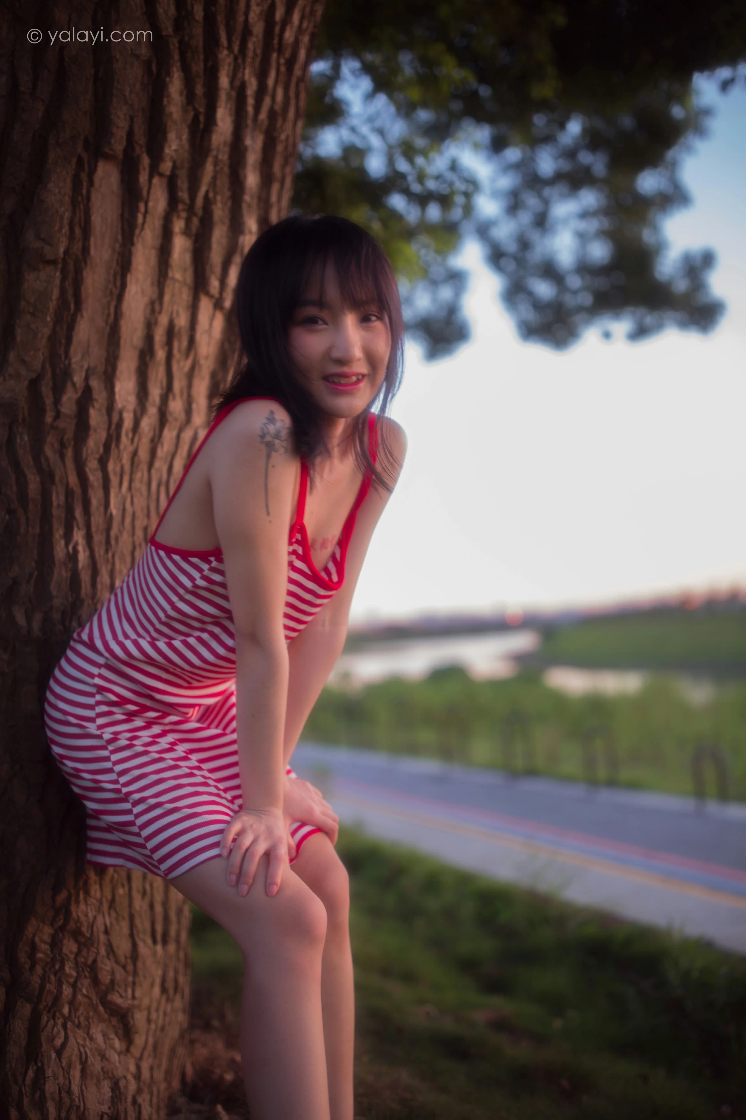 [YALAYI雅拉伊]NO.690 《红了》 落落 红色吊带连衣裙写真第11张