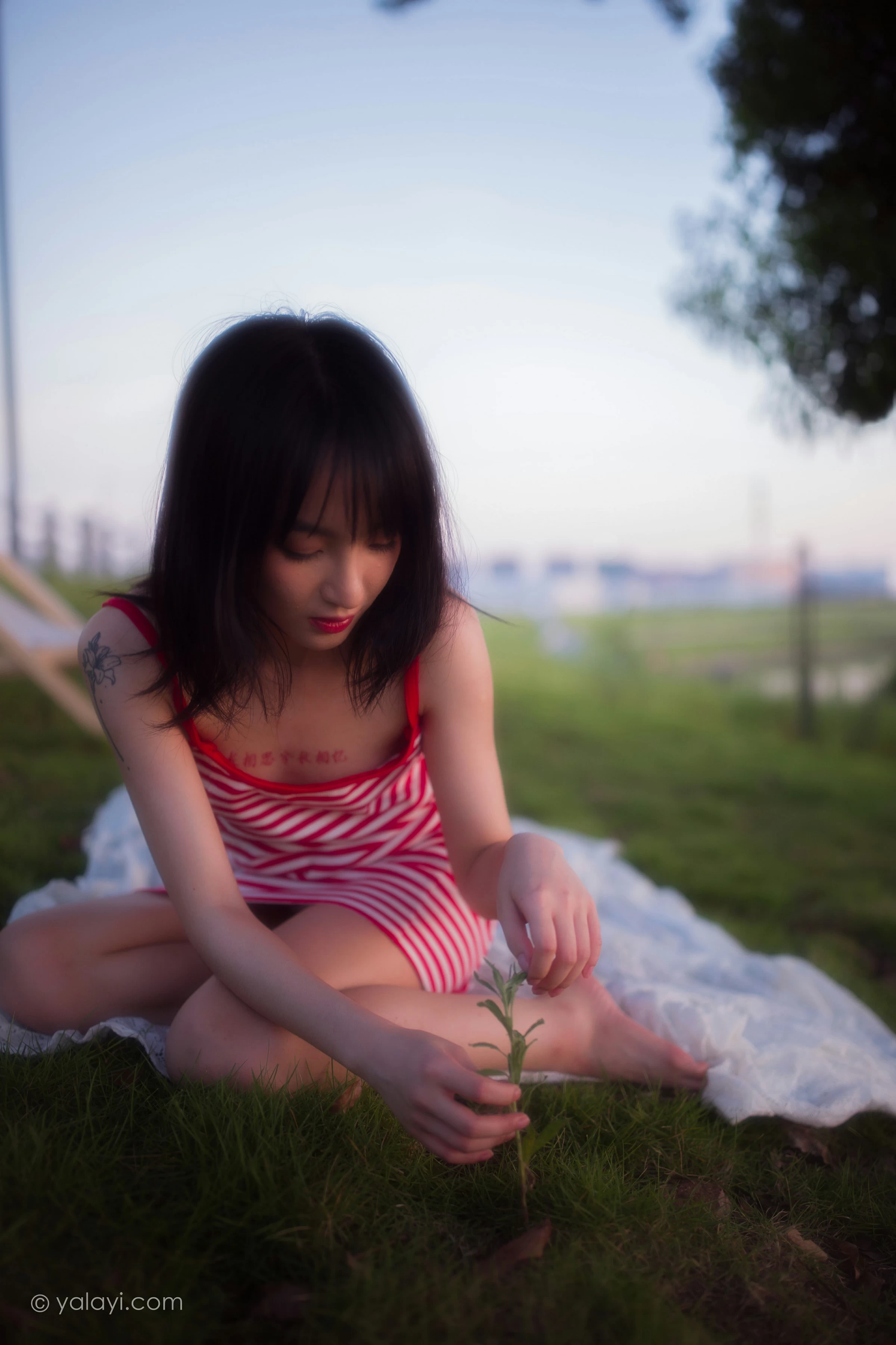 [YALAYI雅拉伊]NO.690 《红了》 落落 红色吊带连衣裙写真第14张