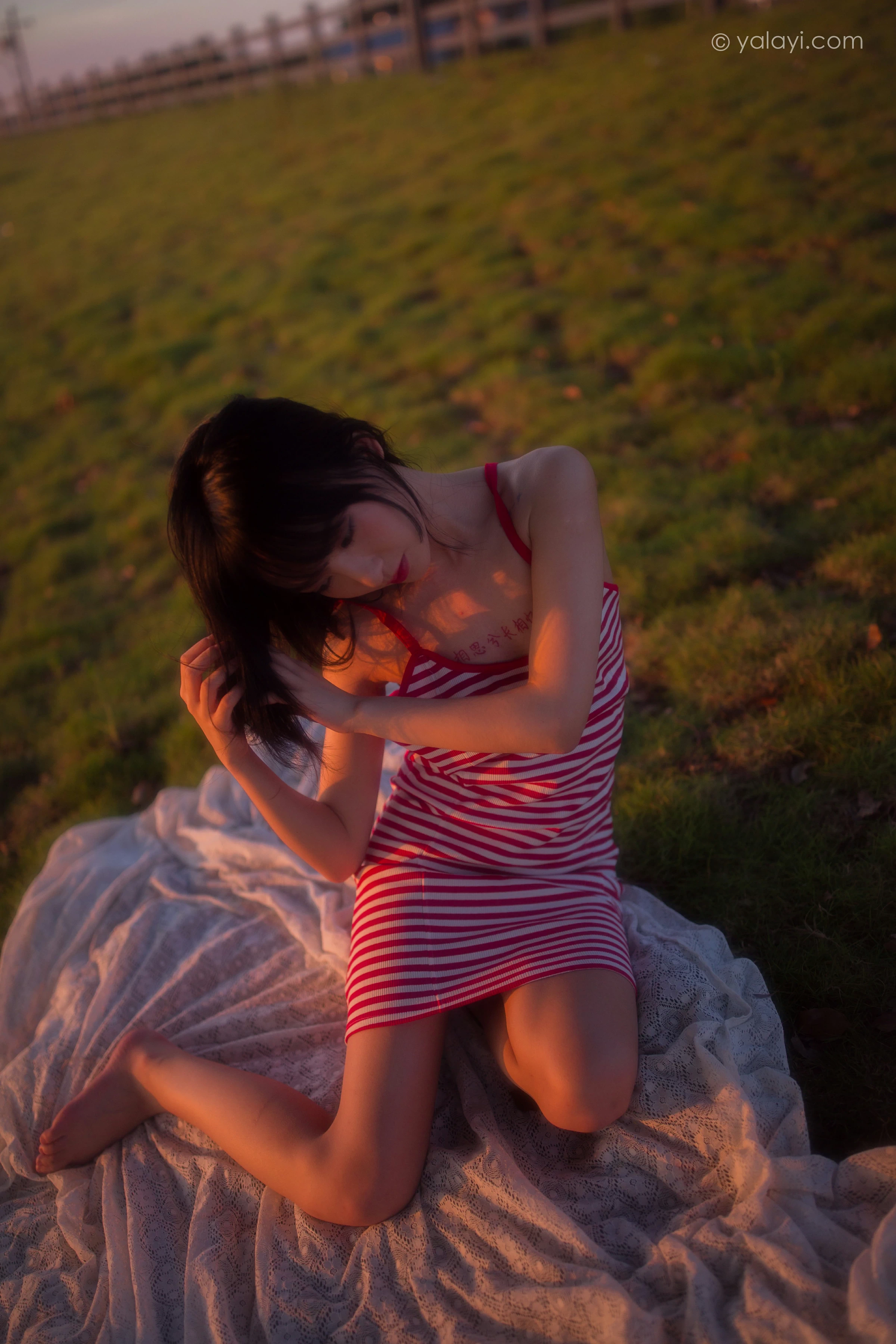[YALAYI雅拉伊]NO.690 《红了》 落落 红色吊带连衣裙写真第7张