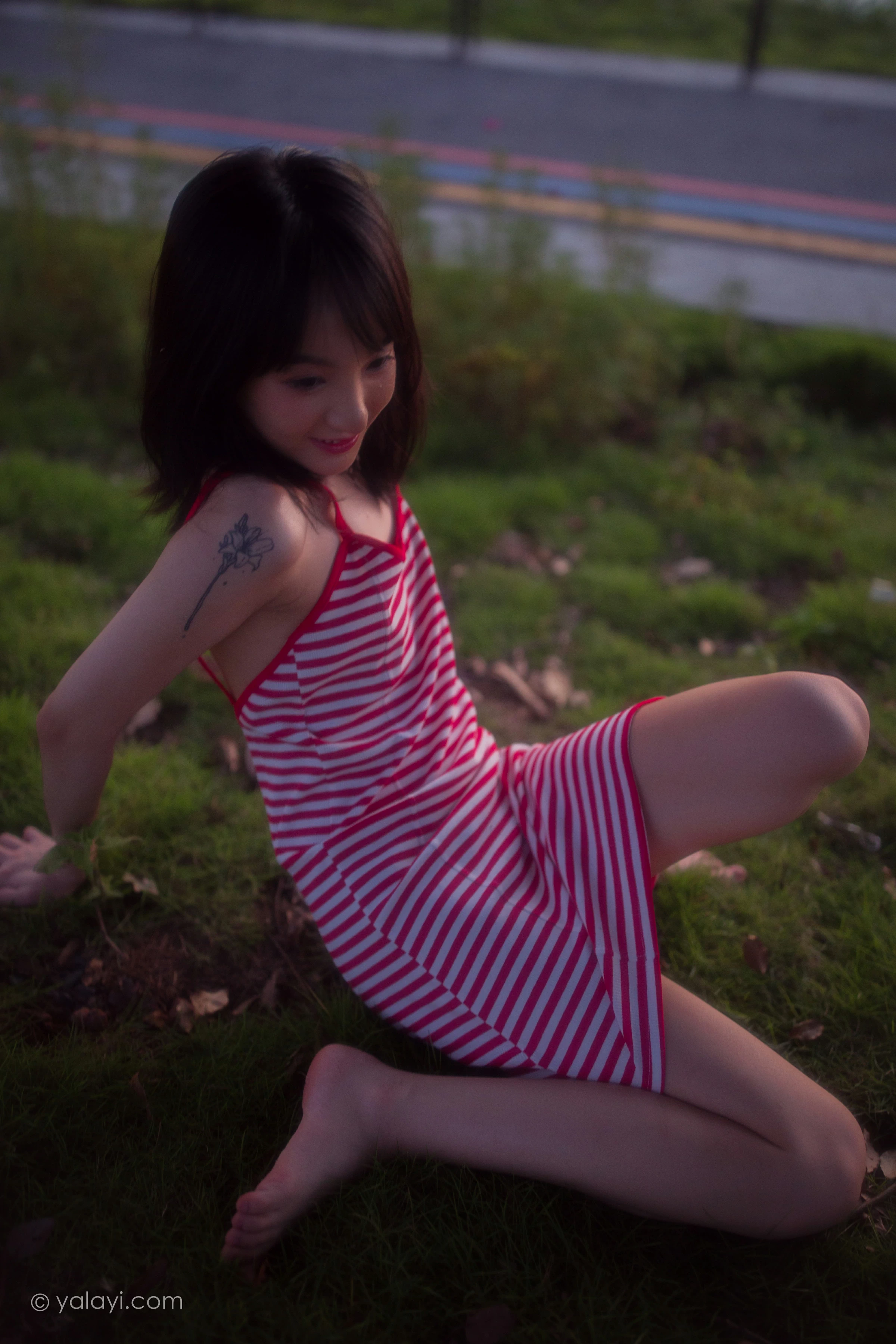 [YALAYI雅拉伊]NO.690 《红了》 落落 红色吊带连衣裙写真第17张