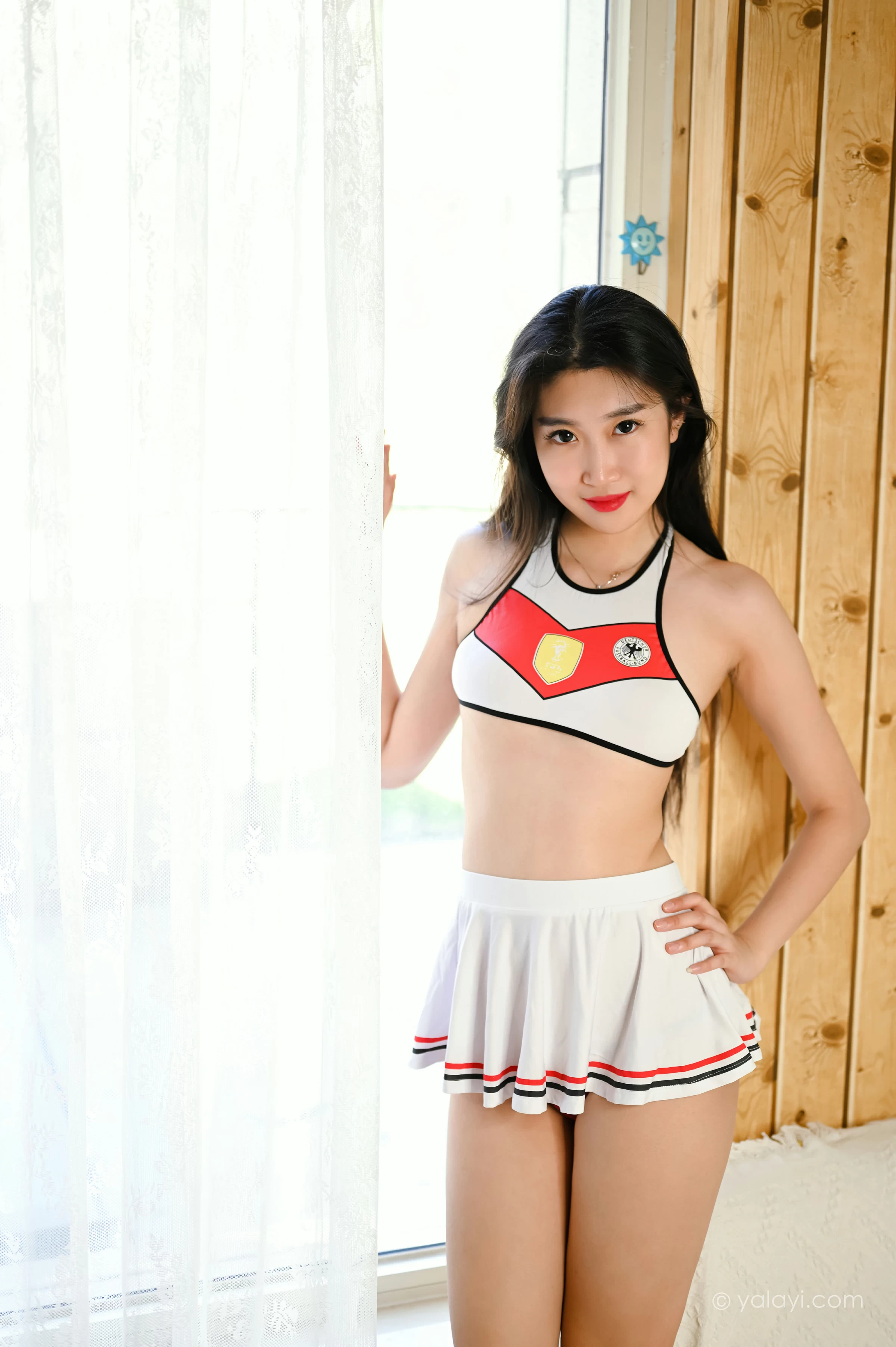 [YALAYI雅拉伊]2021.11.17 陪你看球 玫瑰 白色运动背心加短裙居家性感写真集第5张