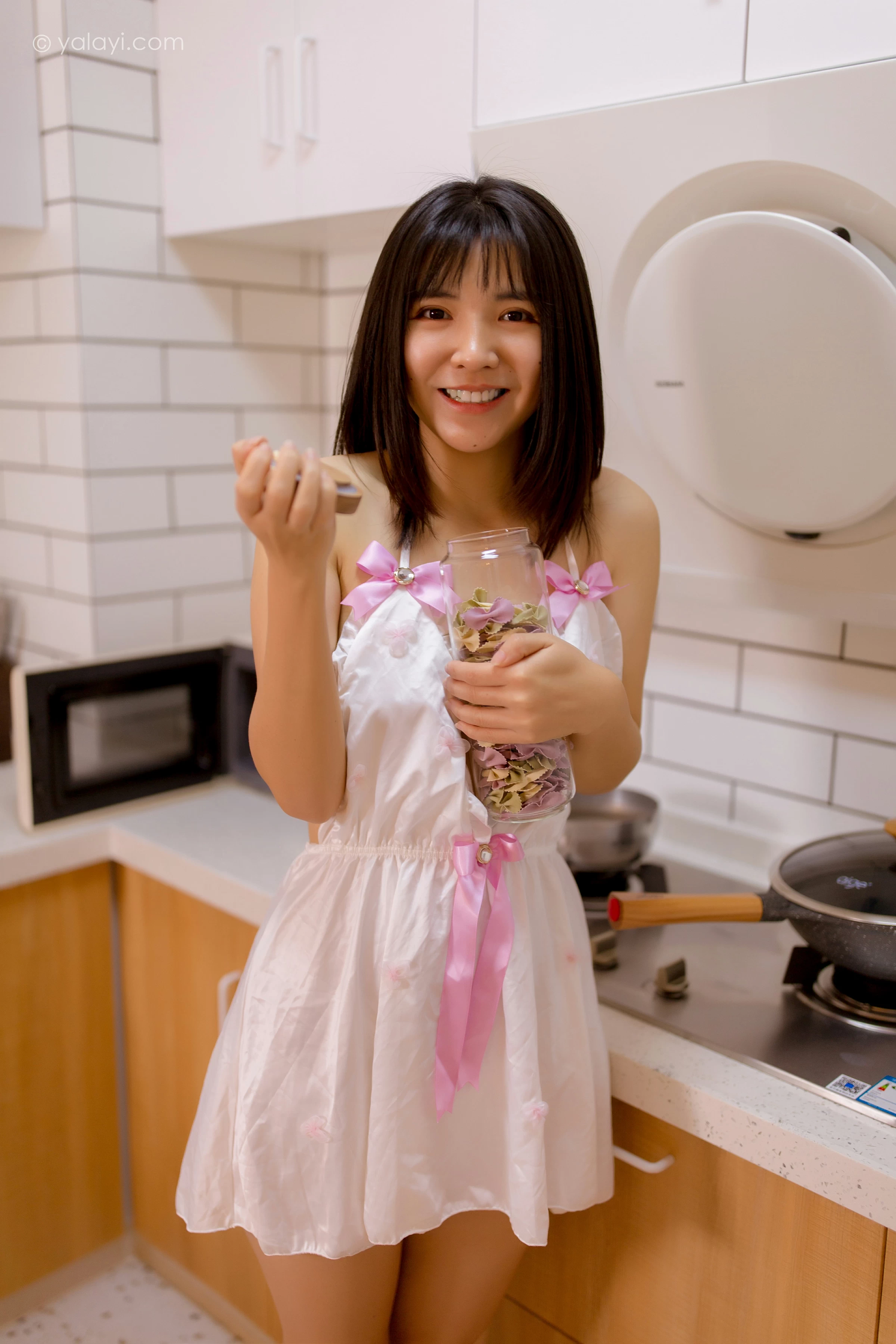 [YALAYI雅拉伊]2021.11.24 下厨 安妮 白色吊带裸背女仆裙居家性感私房写真集第8张