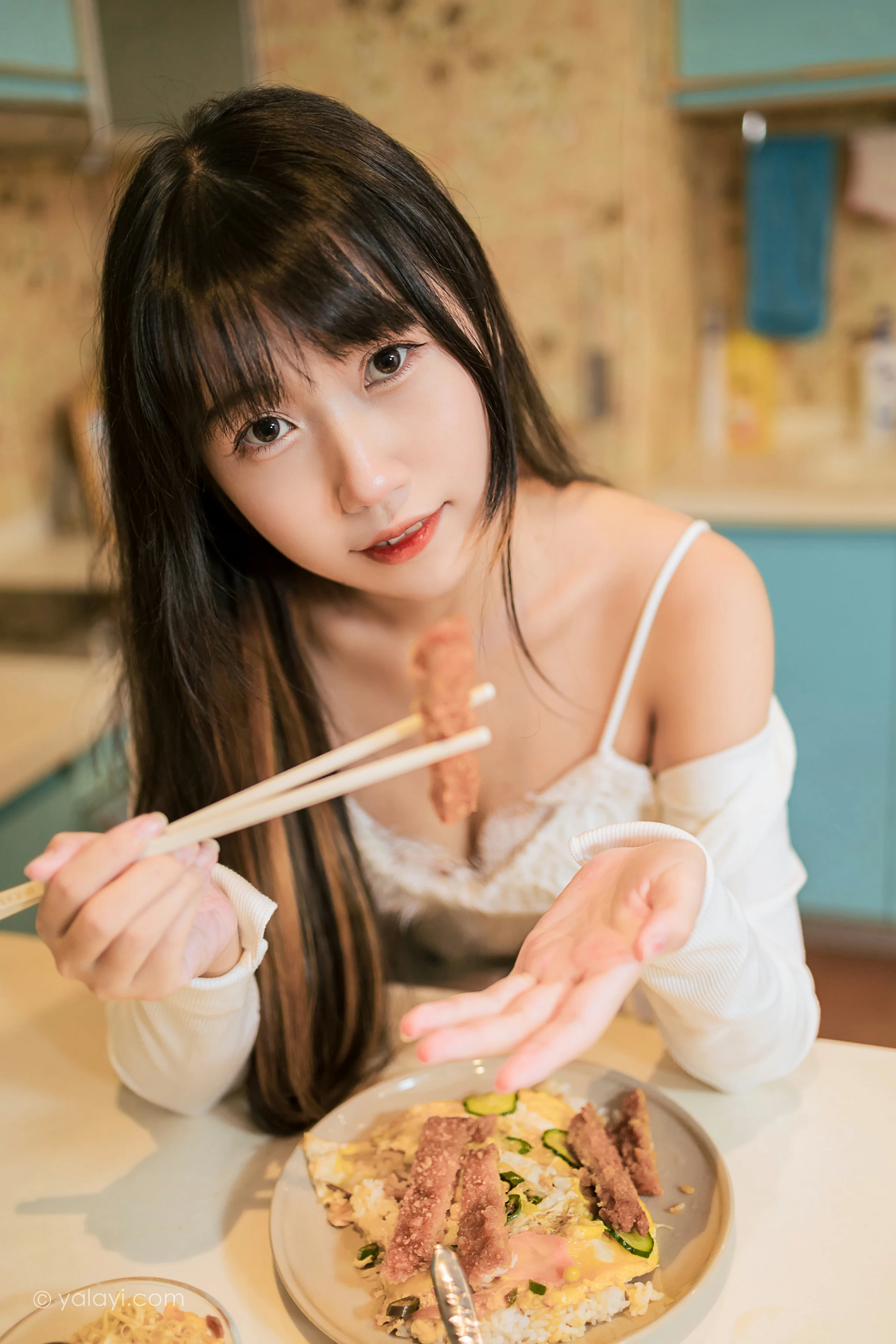 [YALAYI雅拉伊]2021.11.26 在一起每天都是纪念日 弈思 白色衬衫与牛仔短裤加蕾丝内衣性感写真集第4张