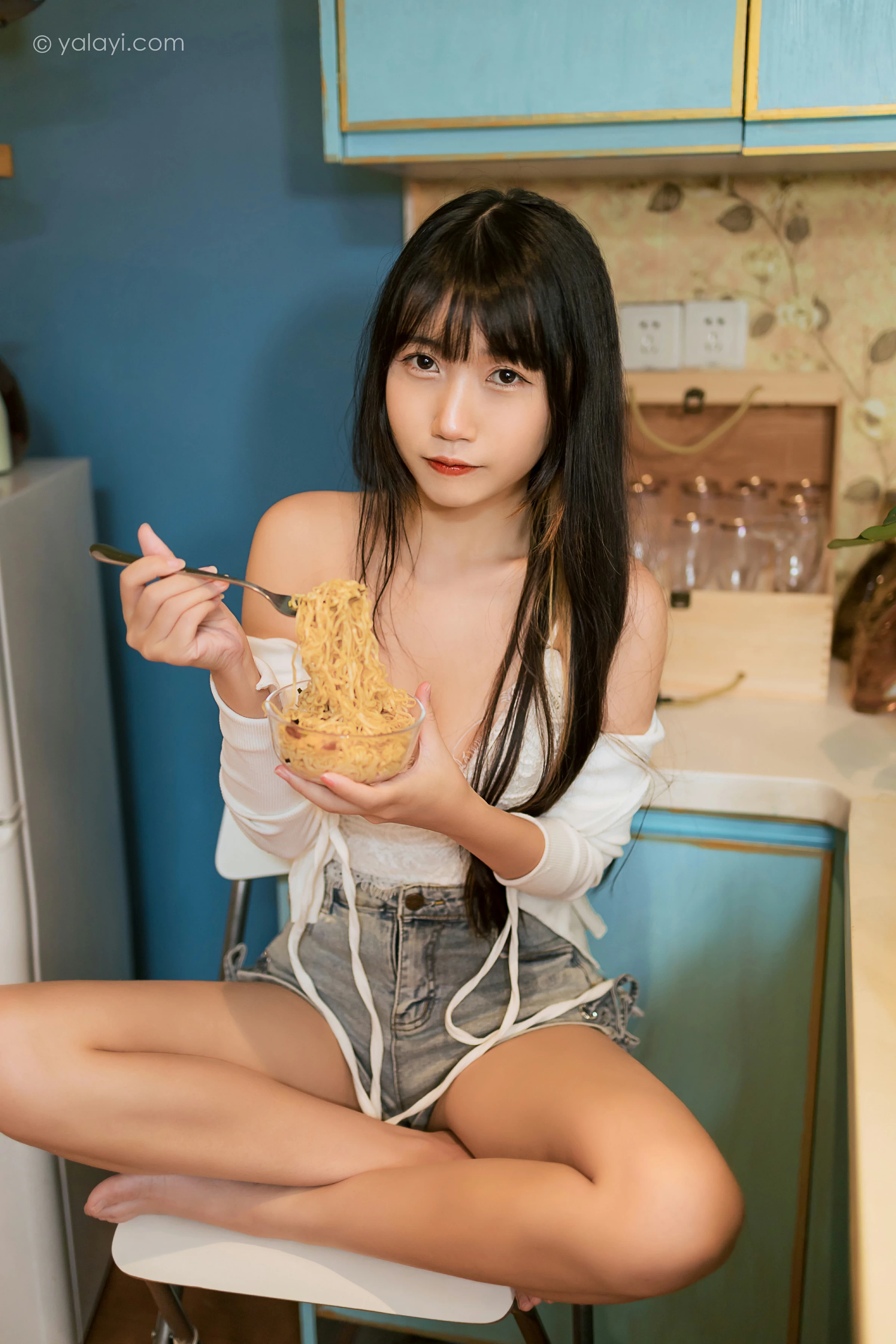 [YALAYI雅拉伊]2021.11.26 在一起每天都是纪念日 弈思 白色衬衫与牛仔短裤加蕾丝内衣性感写真集第11张