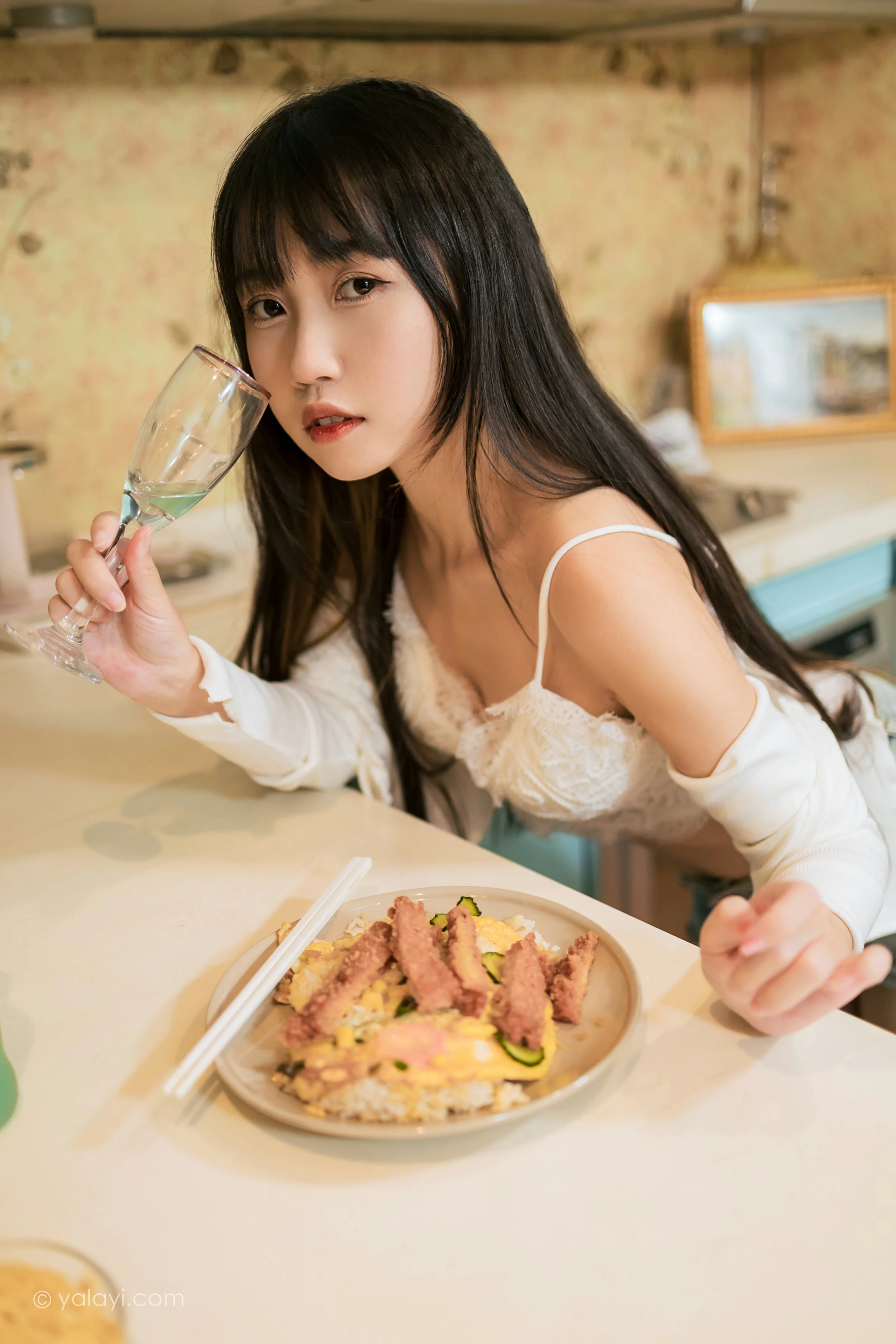 [YALAYI雅拉伊]2021.11.26 在一起每天都是纪念日 弈思 白色衬衫与牛仔短裤加蕾丝内衣性感写真集第13张