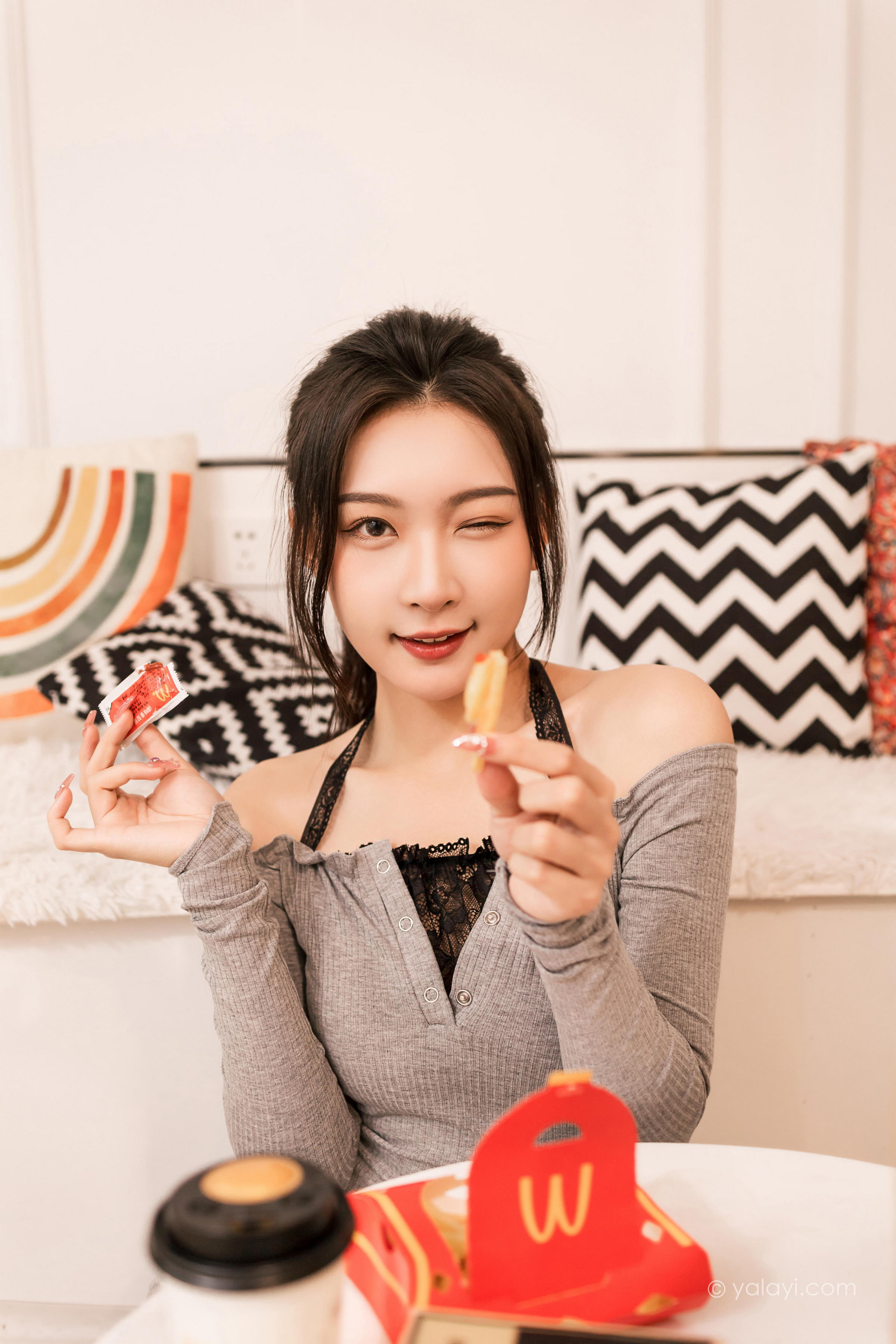 [YALAYI雅拉伊]2022.06.14 甜言蜜语 徐小云 灰色连衣裙加黑色蕾丝内衣性感私房写真集第3张