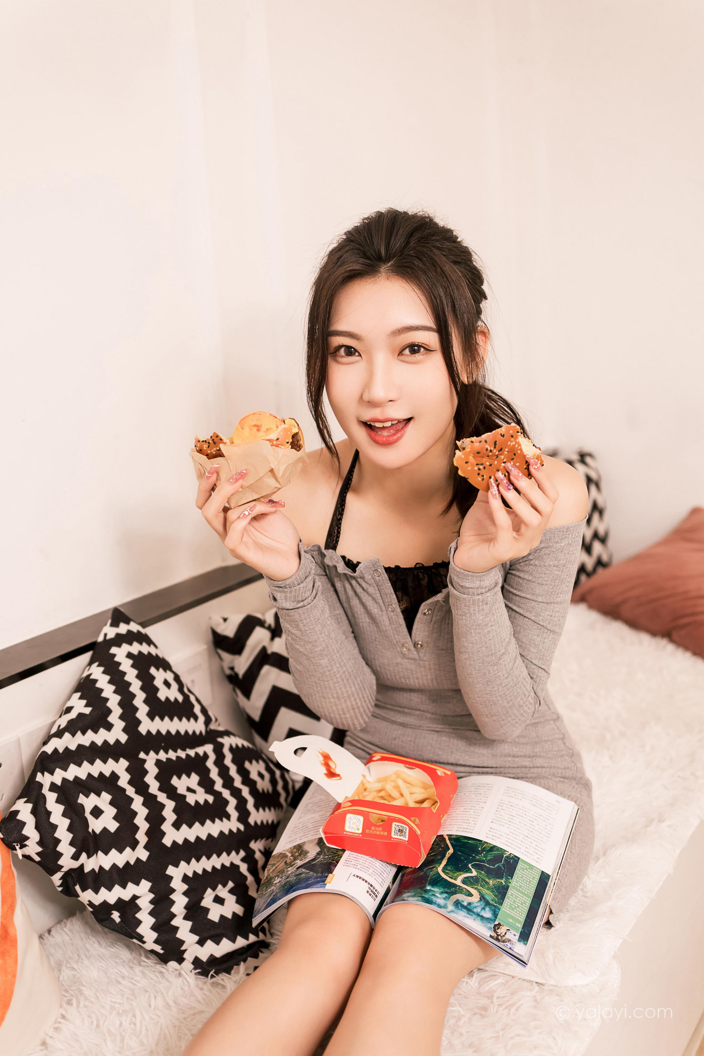 [YALAYI雅拉伊]2022.06.14 甜言蜜语 徐小云 灰色连衣裙加黑色蕾丝内衣性感私房写真集第7张