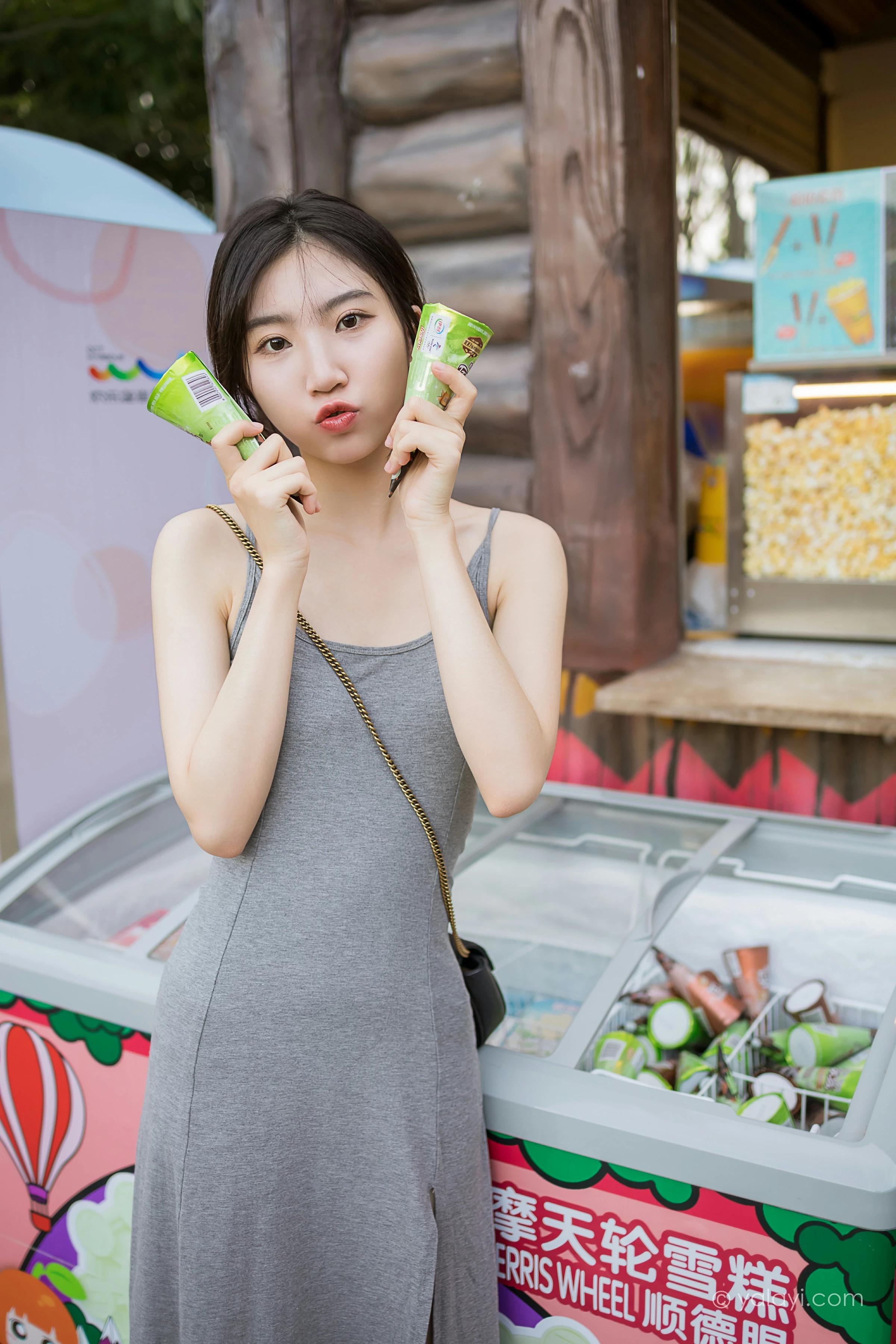 [YALAYI雅拉伊]2022.01.17 游乐园 小乔 灰色吊带露背连衣裙性感写真集第7张