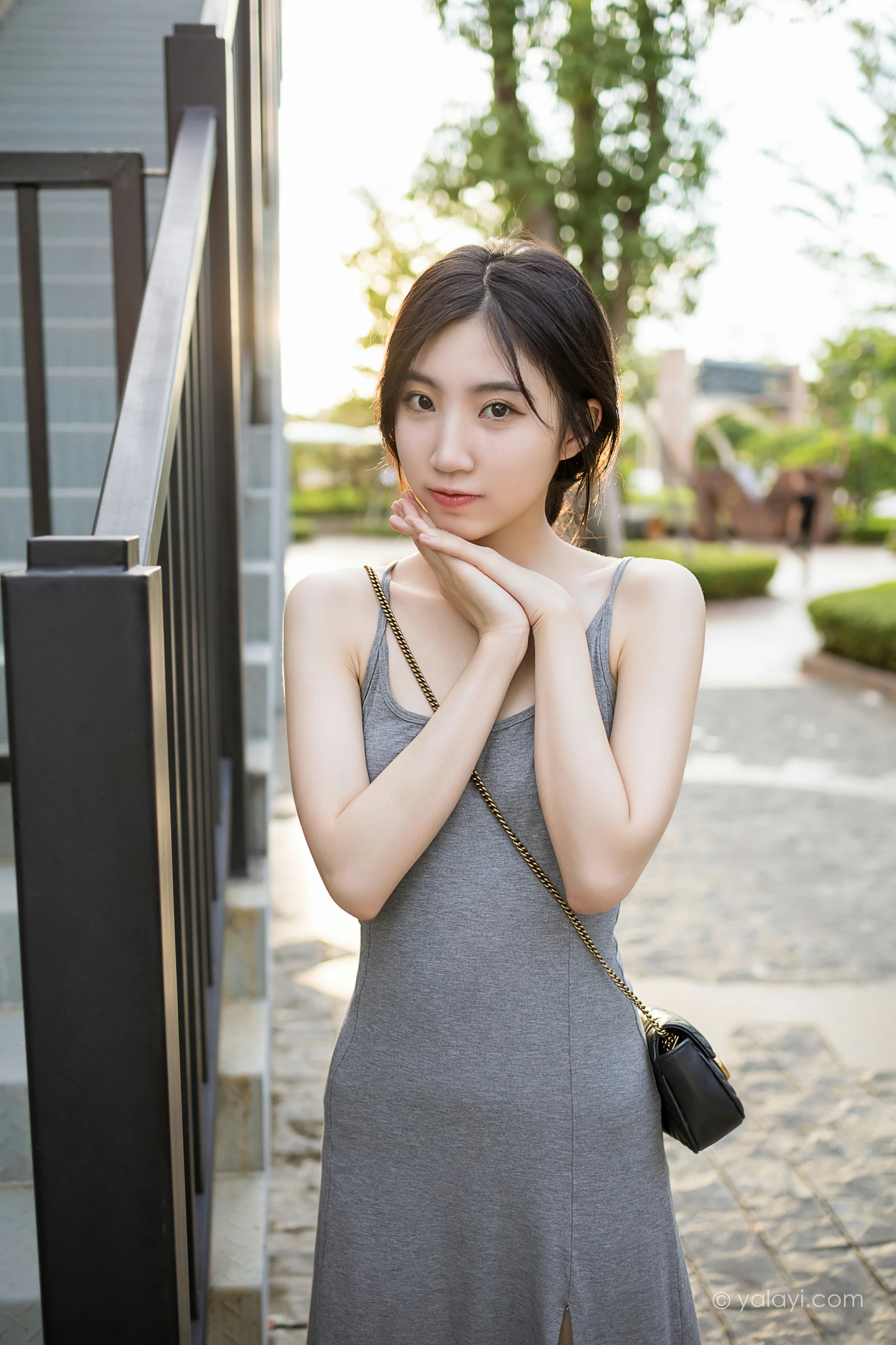 [YALAYI雅拉伊]2022.01.17 游乐园 小乔 灰色吊带露背连衣裙性感写真集第11张