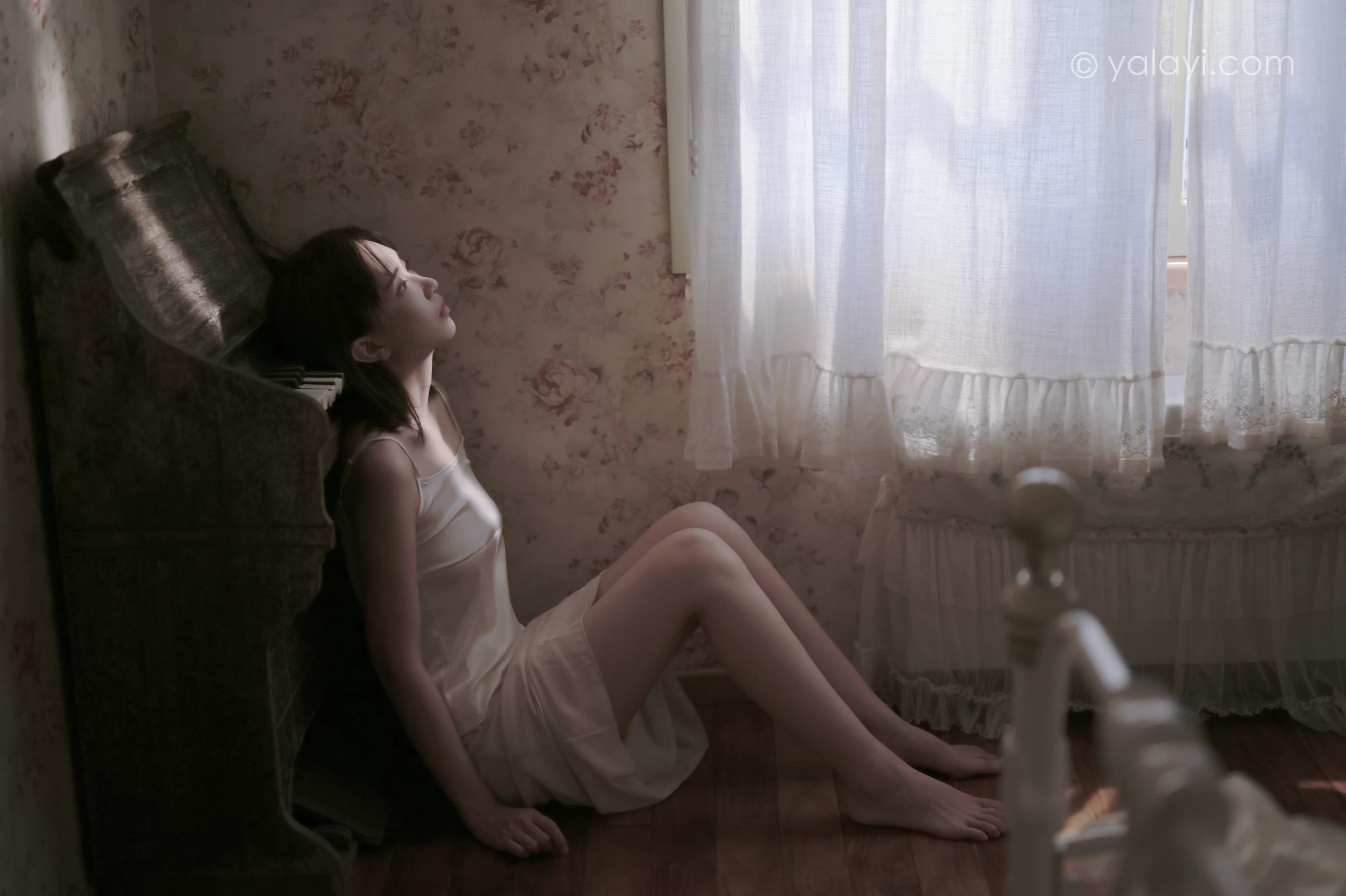 [YALAYI雅拉伊]NO.696 《孤独患者》 妍妍 白色性感小背心加粉色长裙私房写真集第2张