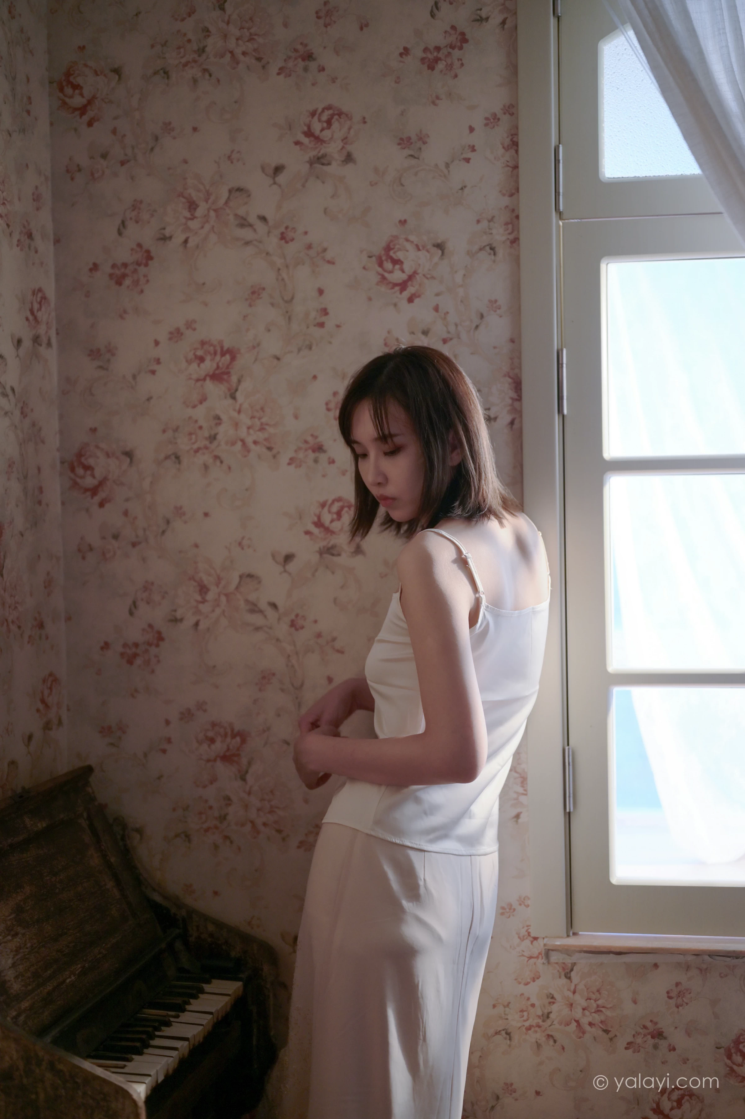 [YALAYI雅拉伊]NO.696 《孤独患者》 妍妍 白色性感小背心加粉色长裙私房写真集第4张