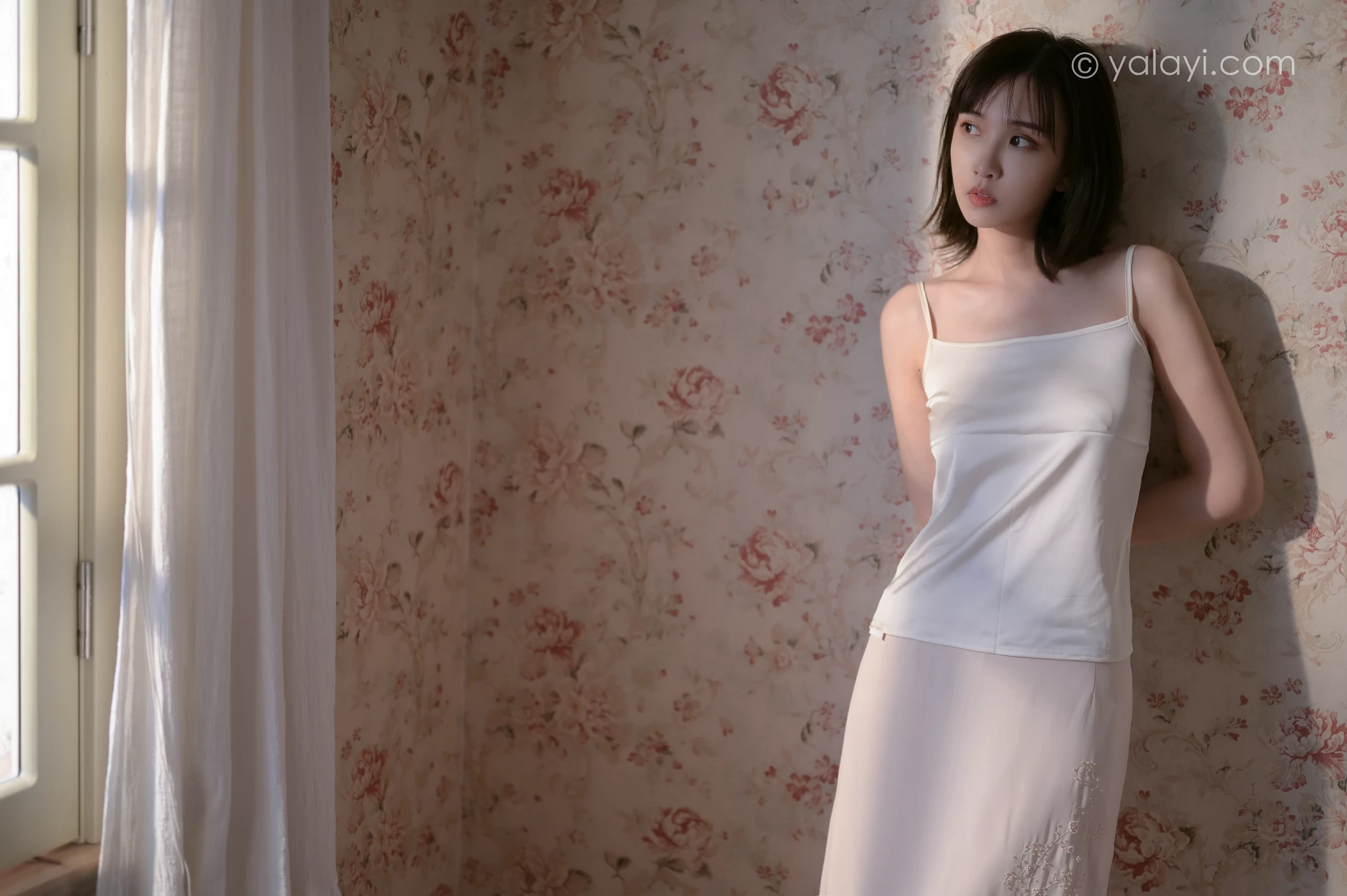 [YALAYI雅拉伊]NO.696 《孤独患者》 妍妍 白色性感小背心加粉色长裙私房写真集第11张