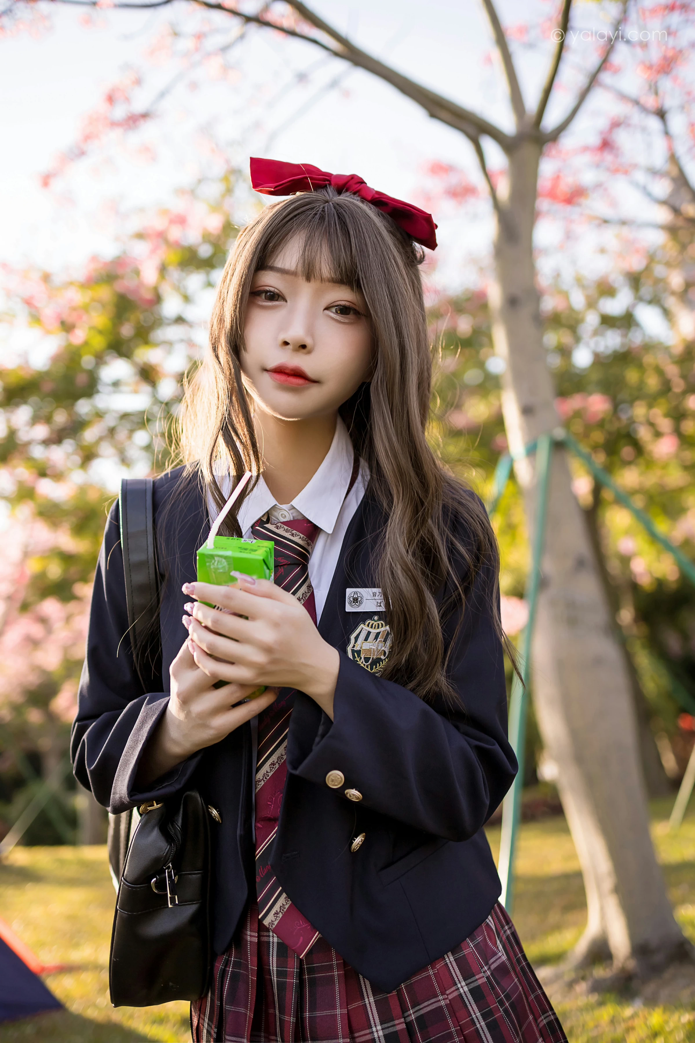 [YALAYI雅拉伊]2022.01.03 最美的青春 阿禾 蓝色JK制服衬衫加红色格子短裙私房写真集第6张