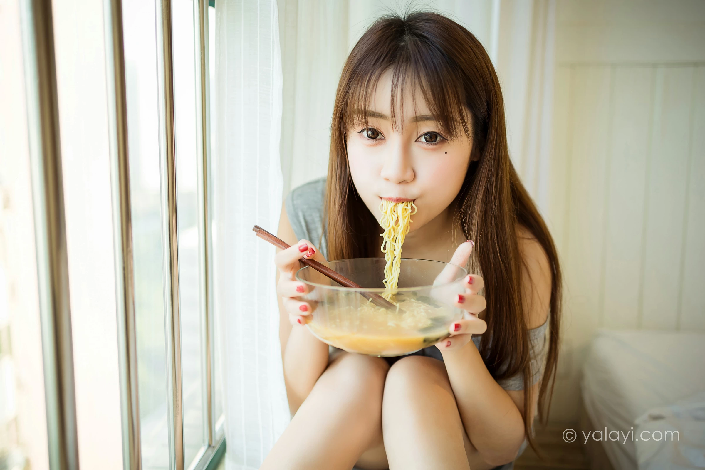 [YALAYI雅拉伊]NO.710 《吃货女友》 虞艺 灰色连衣裙居家性感私房写真集第9张