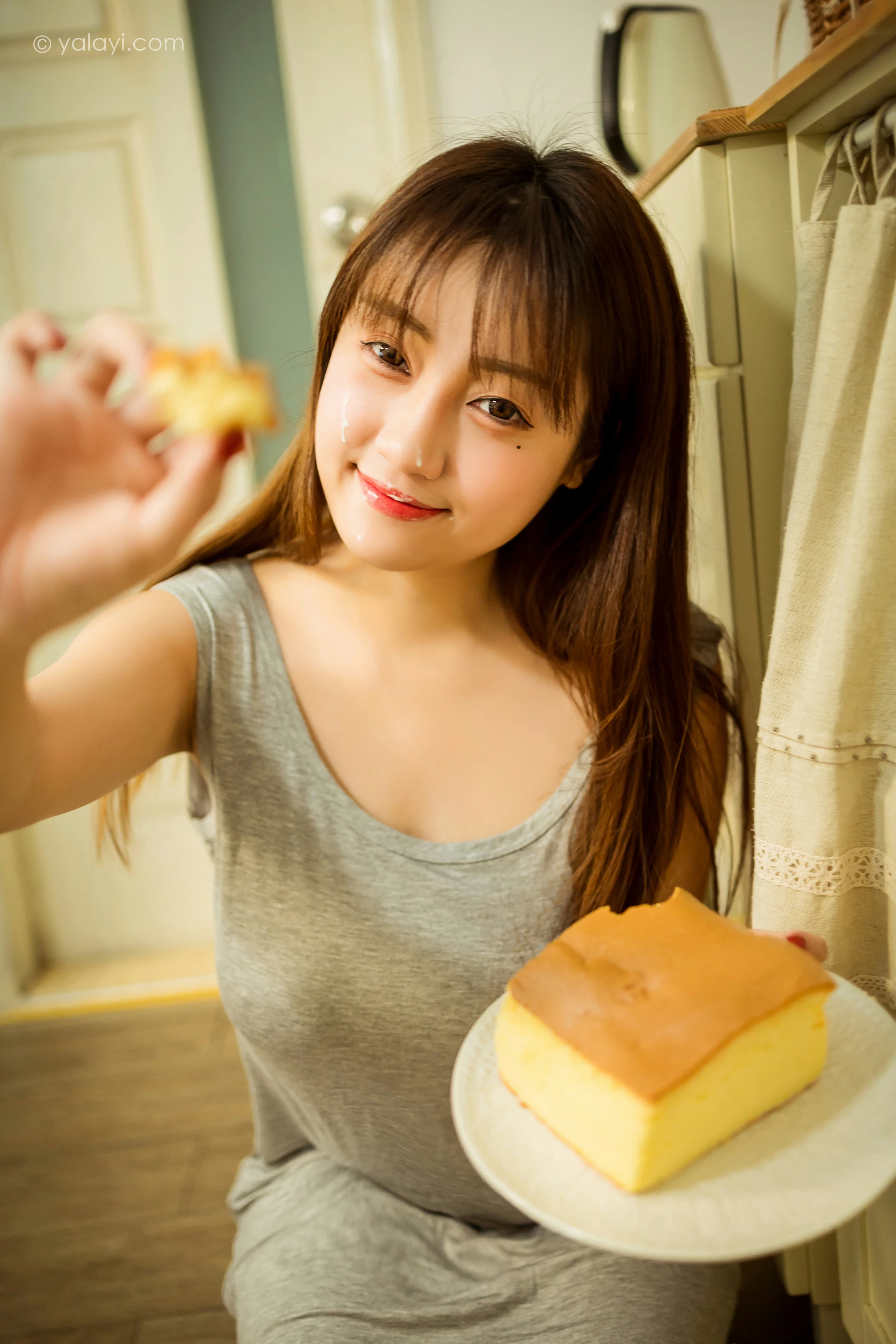[YALAYI雅拉伊]NO.710 《吃货女友》 虞艺 灰色连衣裙居家性感私房写真集第16张