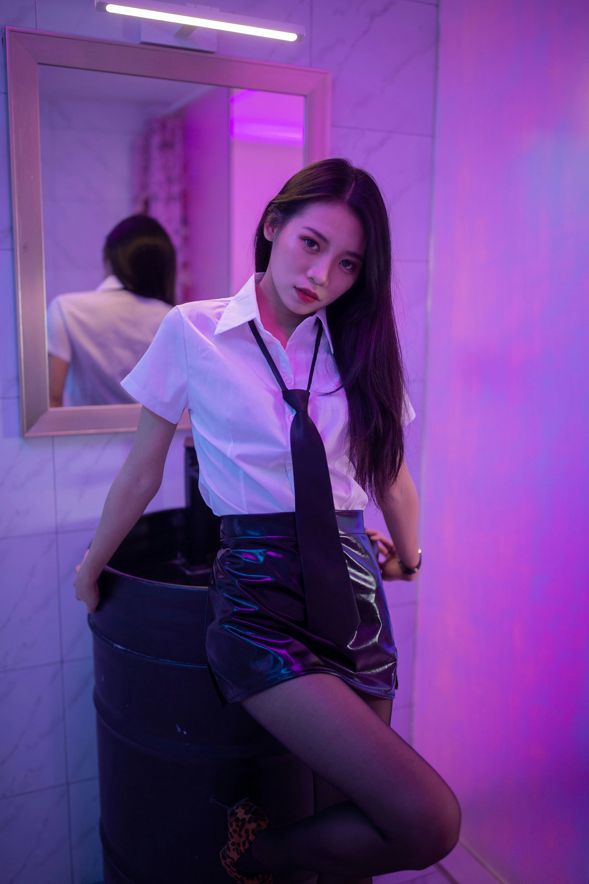 [YALAYI雅拉伊]NO.722 《霓虹甜心》 丽雅 白色衬衫与黑色短裙加黑丝美腿性感私房写真集第4张
