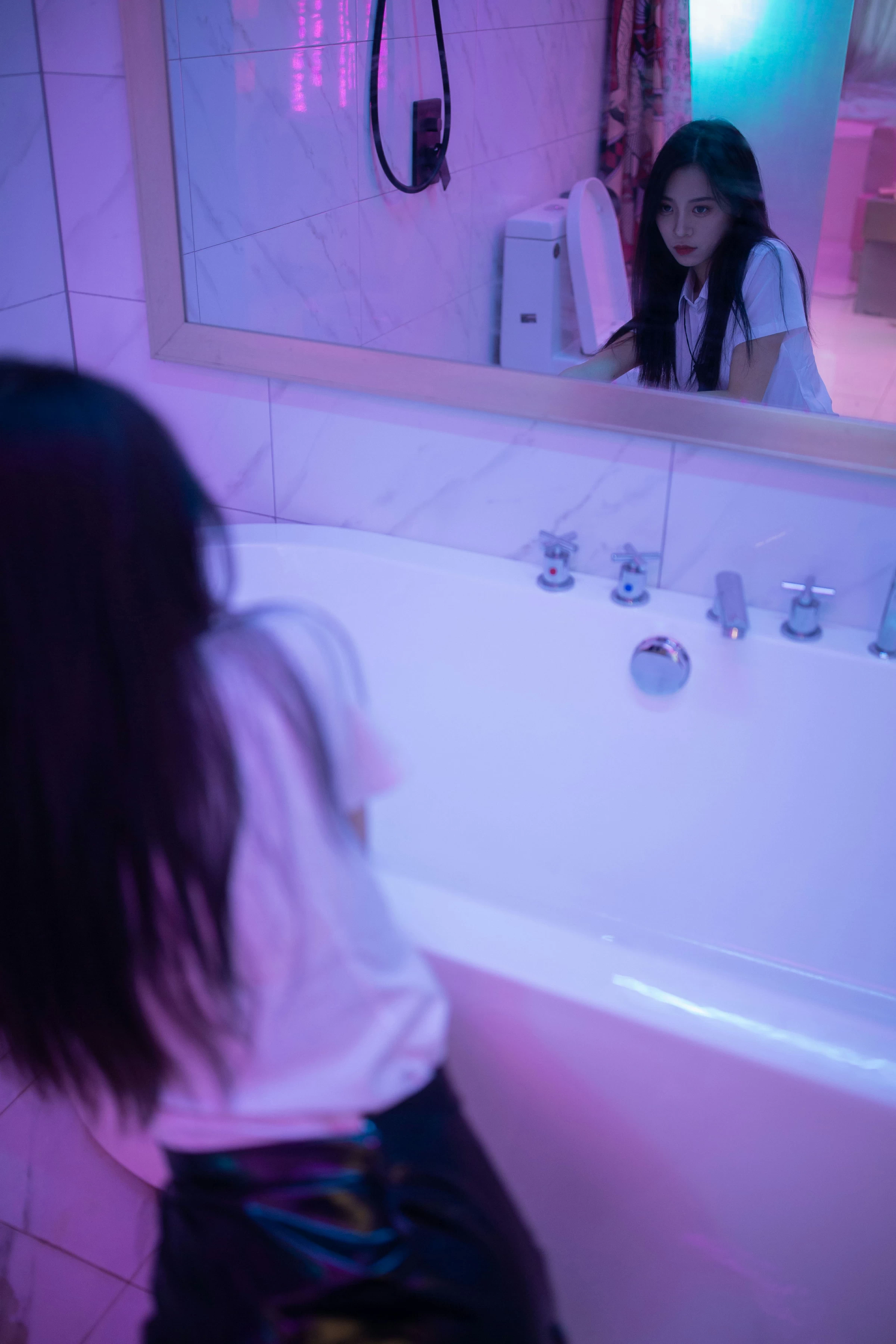 [YALAYI雅拉伊]NO.722 《霓虹甜心》 丽雅 白色衬衫与黑色短裙加黑丝美腿性感私房写真集第5张