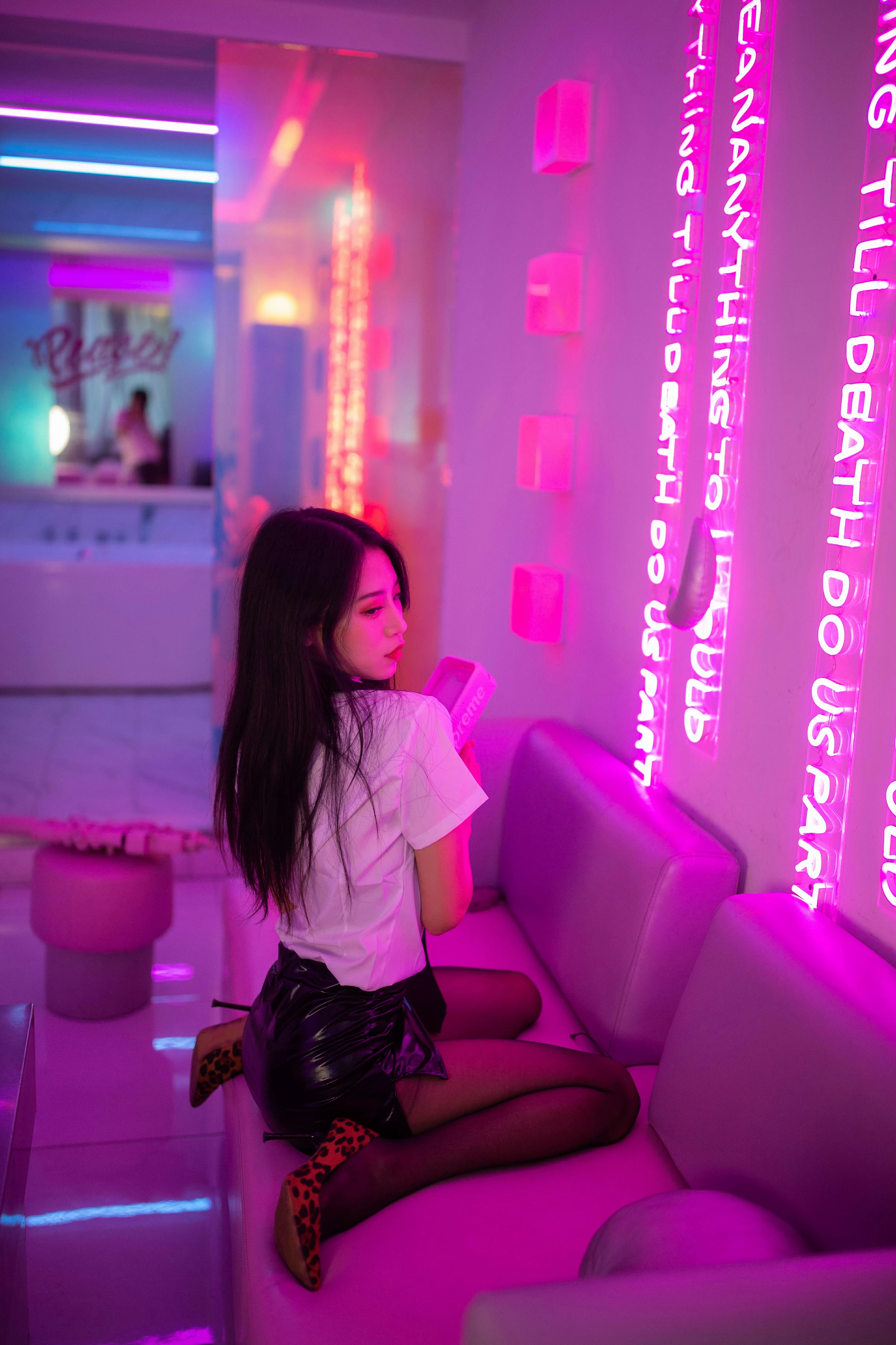 [YALAYI雅拉伊]NO.722 《霓虹甜心》 丽雅 白色衬衫与黑色短裙加黑丝美腿性感私房写真集第13张