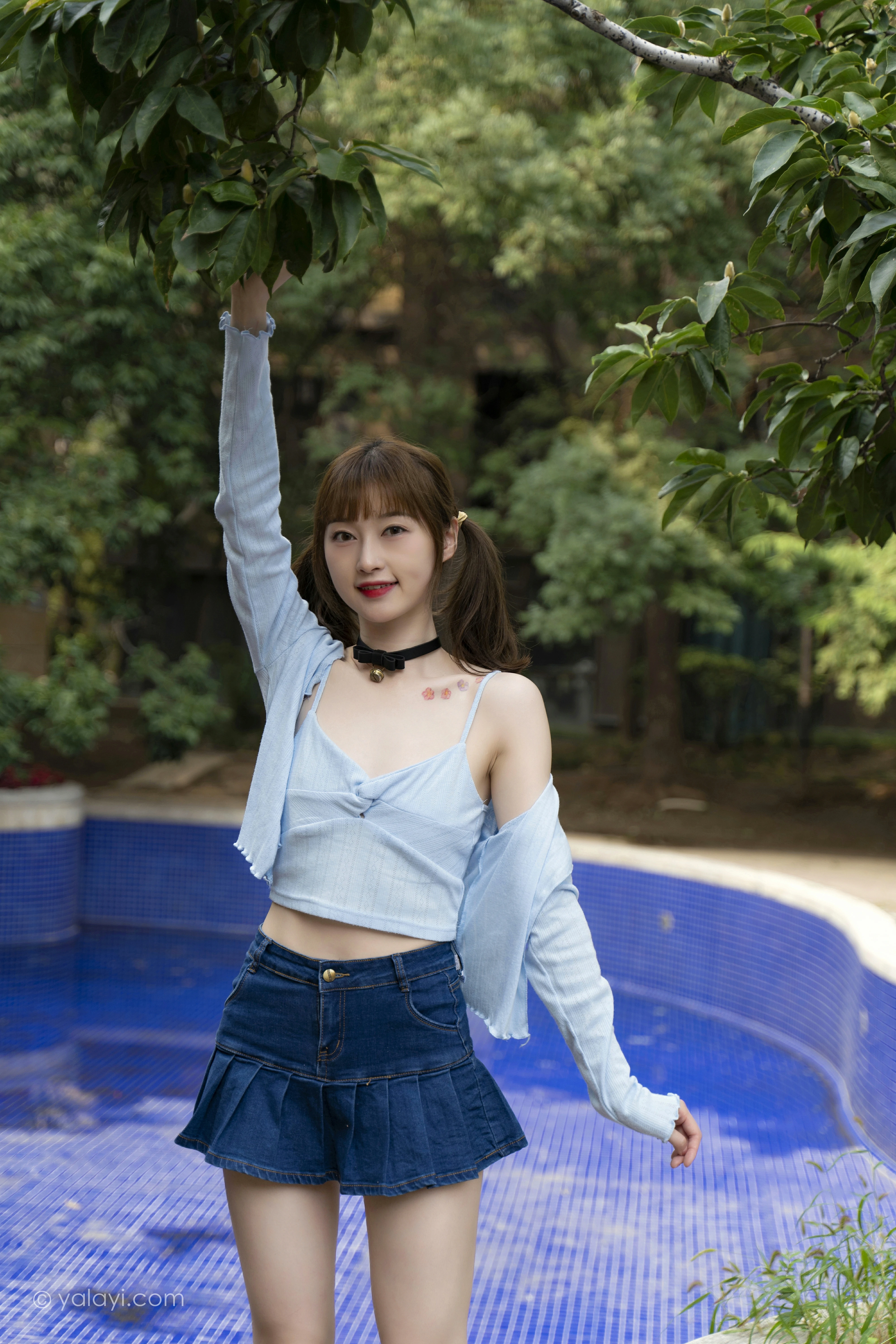 [YALAYI雅拉伊]NO.847 阳光下 京京 蓝色衬衫与小背心加牛仔短裙清纯可爱写真集第9张