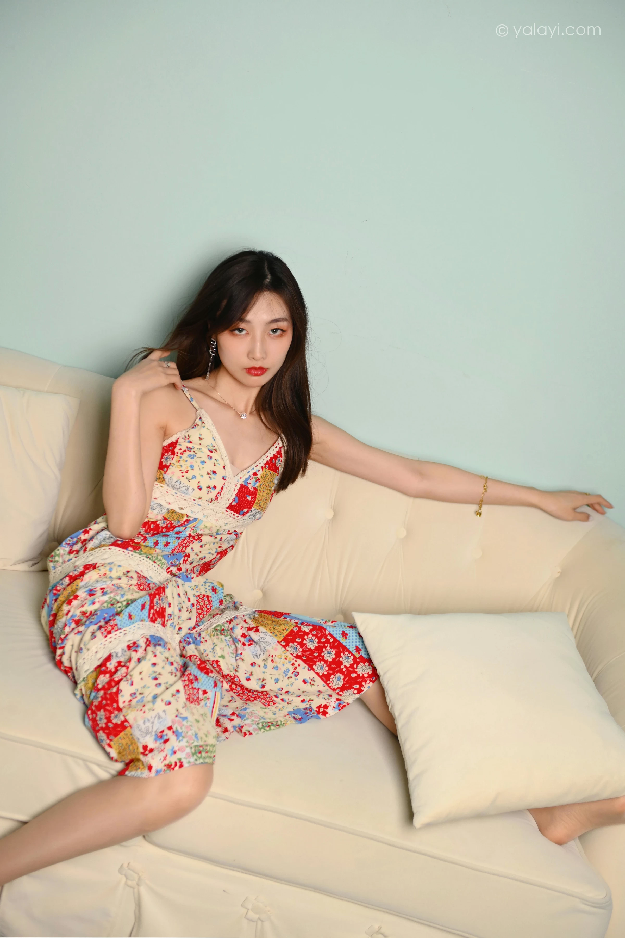 [YALAYI雅拉伊]2022.01.05 镜子里 佳佳 红色吊带连衣裙居家性感写真集第2张