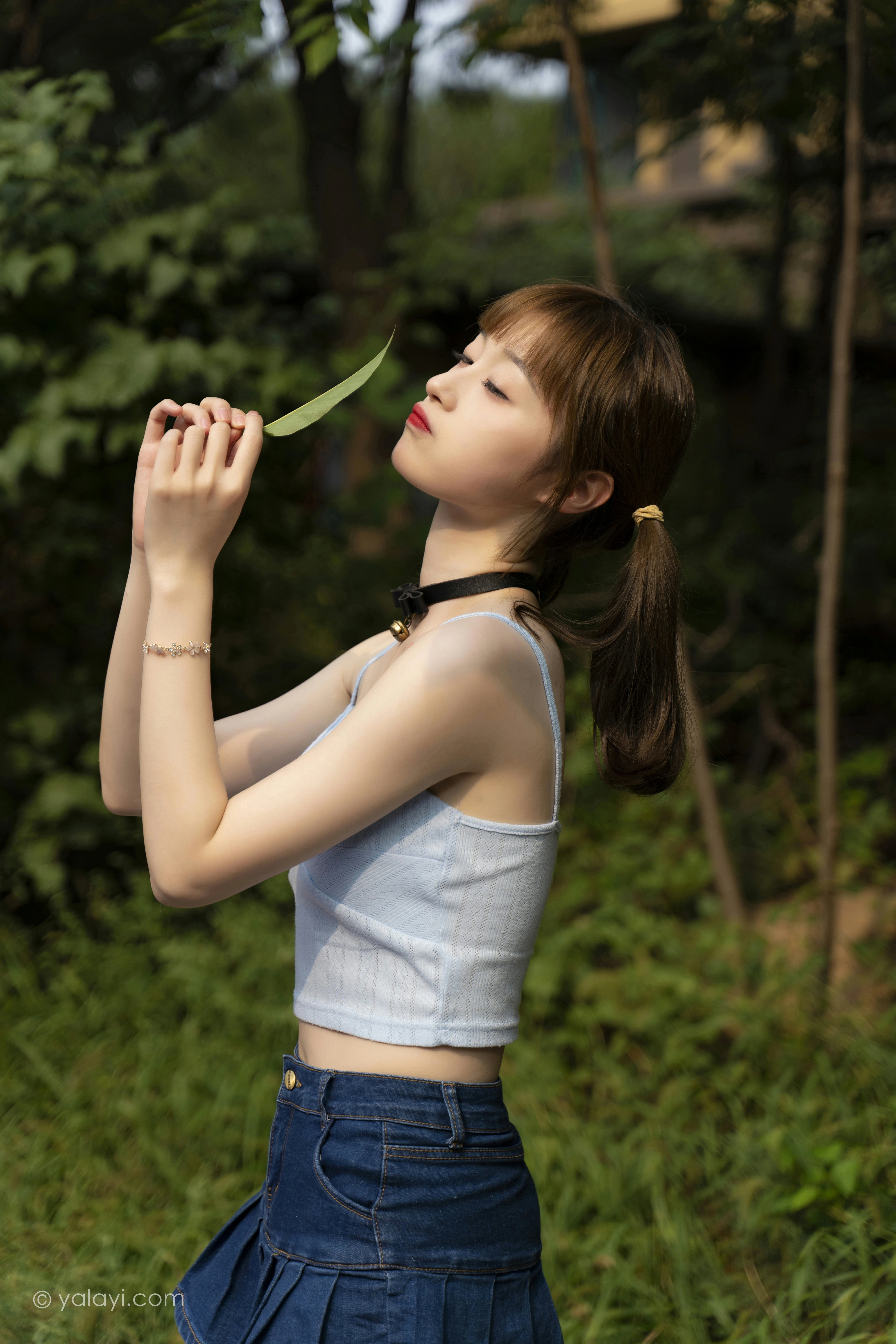[YALAYI雅拉伊]NO.847 阳光下 京京 蓝色衬衫与小背心加牛仔短裙清纯可爱写真集第12张