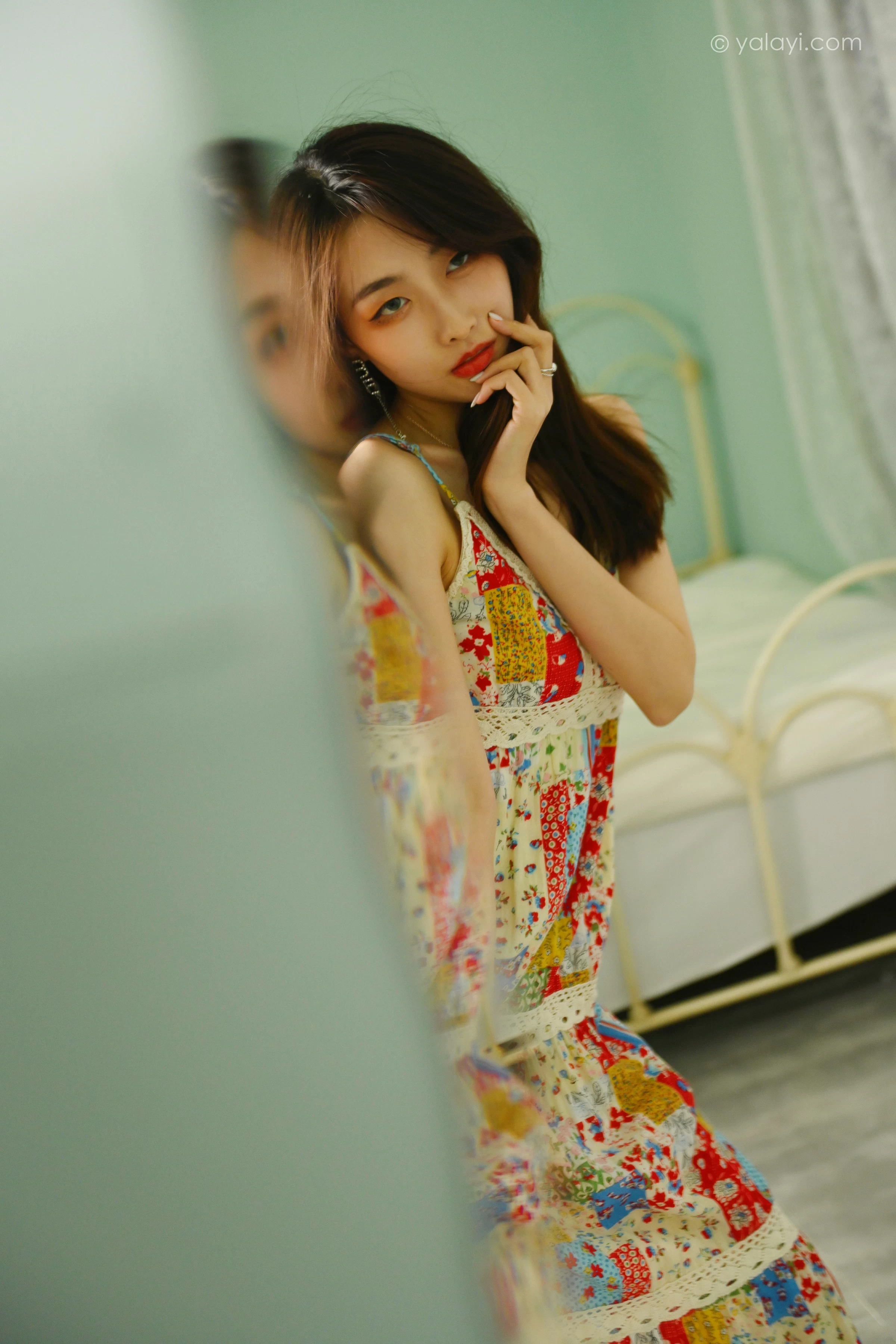 [YALAYI雅拉伊]2022.01.05 镜子里 佳佳 红色吊带连衣裙居家性感写真集第9张
