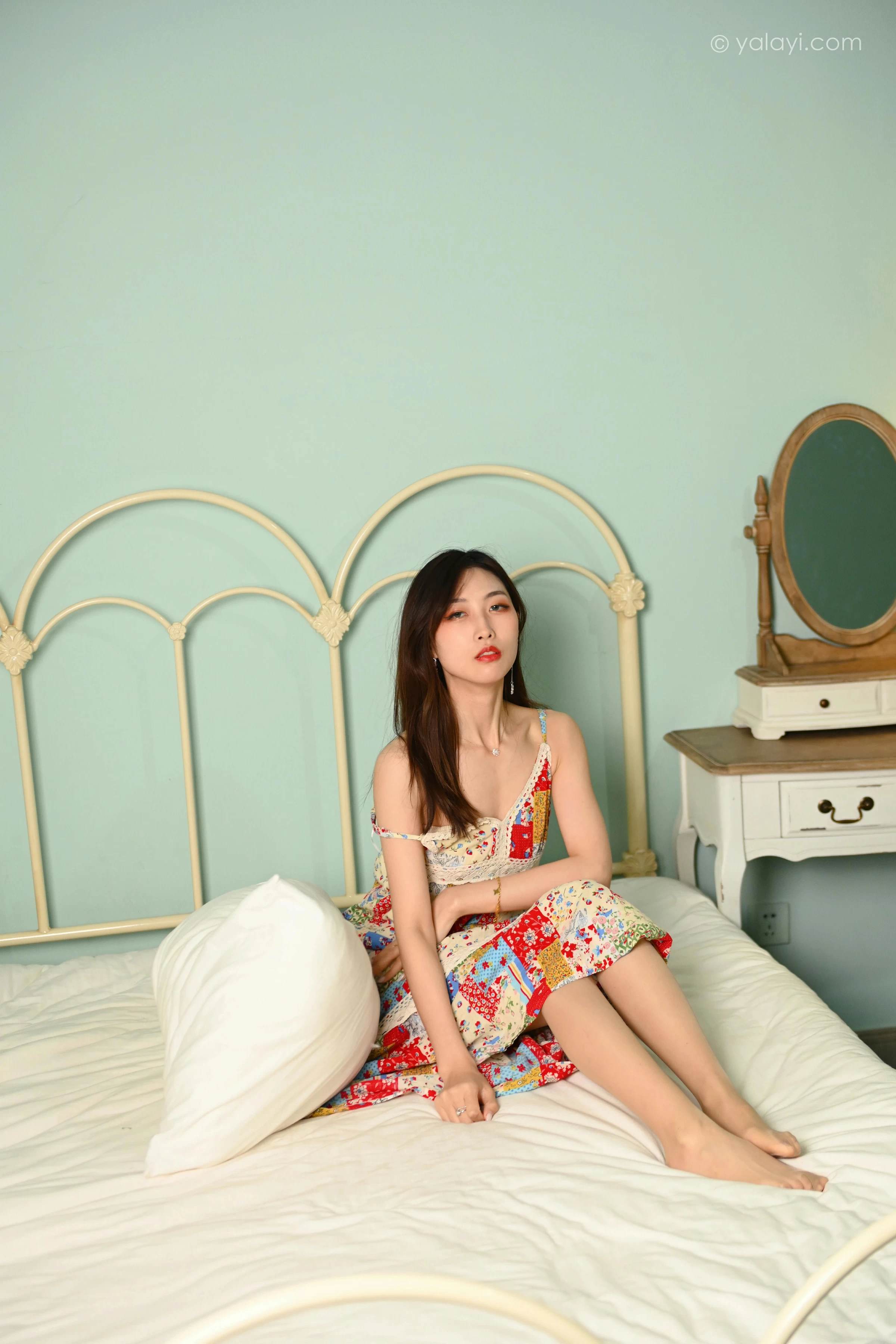 [YALAYI雅拉伊]2022.01.05 镜子里 佳佳 红色吊带连衣裙居家性感写真集第12张