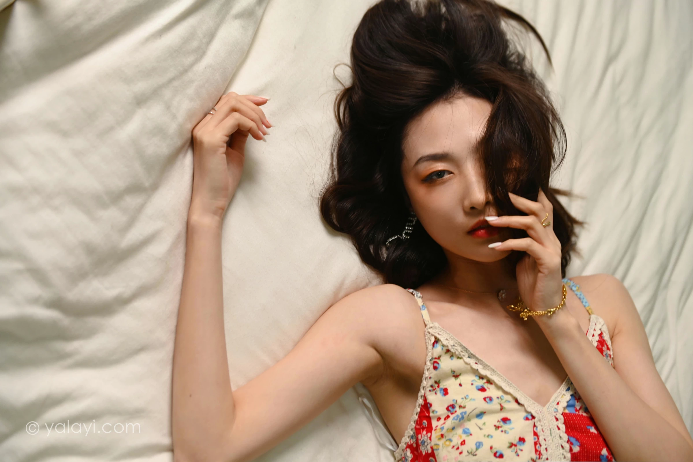 [YALAYI雅拉伊]2022.01.05 镜子里 佳佳 红色吊带连衣裙居家性感写真集第13张