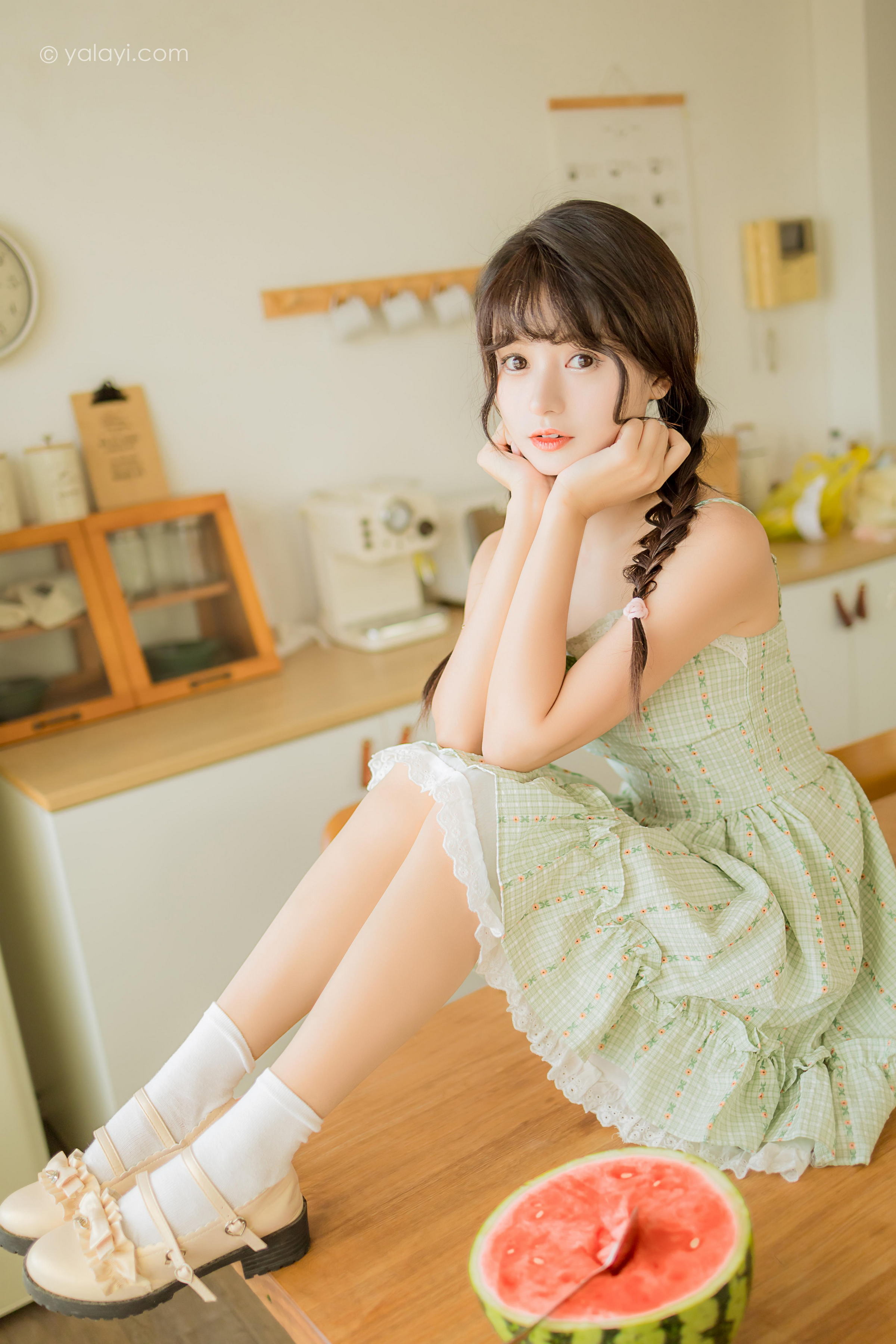 [YALAYI雅拉伊]2022.08.01 夏日甜瓜 小亭 淡青色吊带连衣裙加白色纯绵袜清纯可爱私房写真集第7张