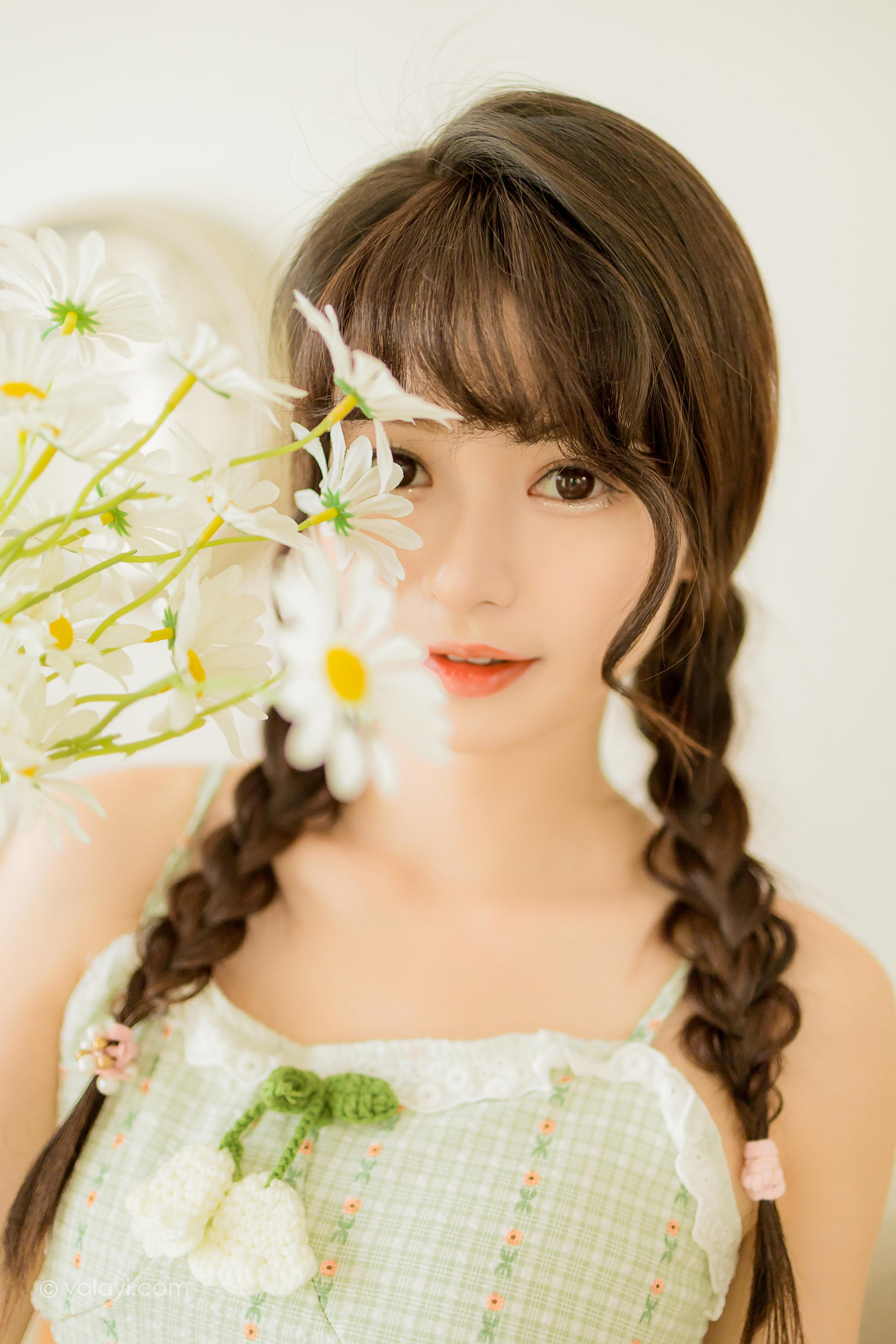 [YALAYI雅拉伊]2022.08.01 夏日甜瓜 小亭 淡青色吊带连衣裙加白色纯绵袜清纯可爱私房写真集第10张