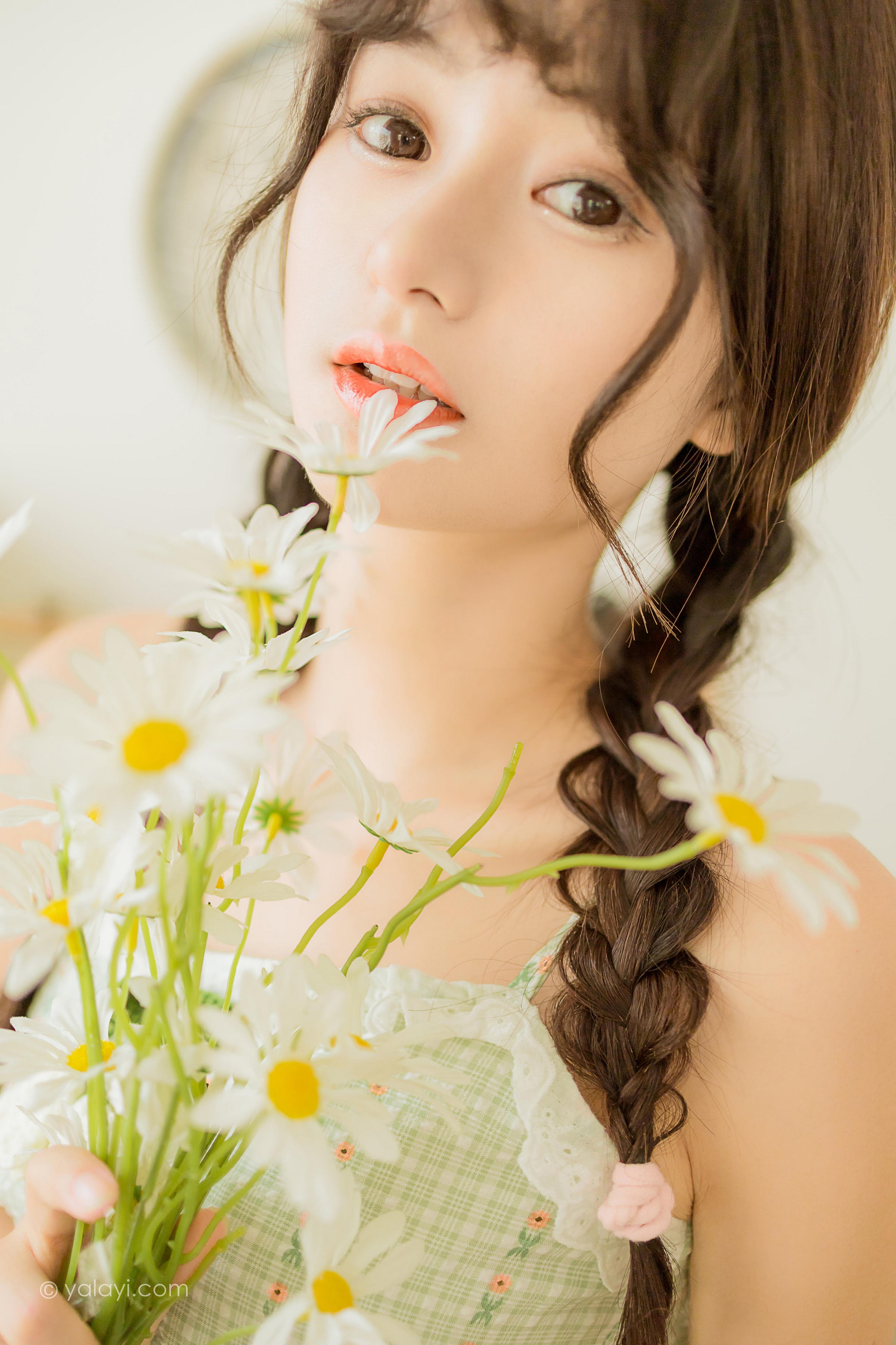 [YALAYI雅拉伊]2022.08.01 夏日甜瓜 小亭 淡青色吊带连衣裙加白色纯绵袜清纯可爱私房写真集第10张