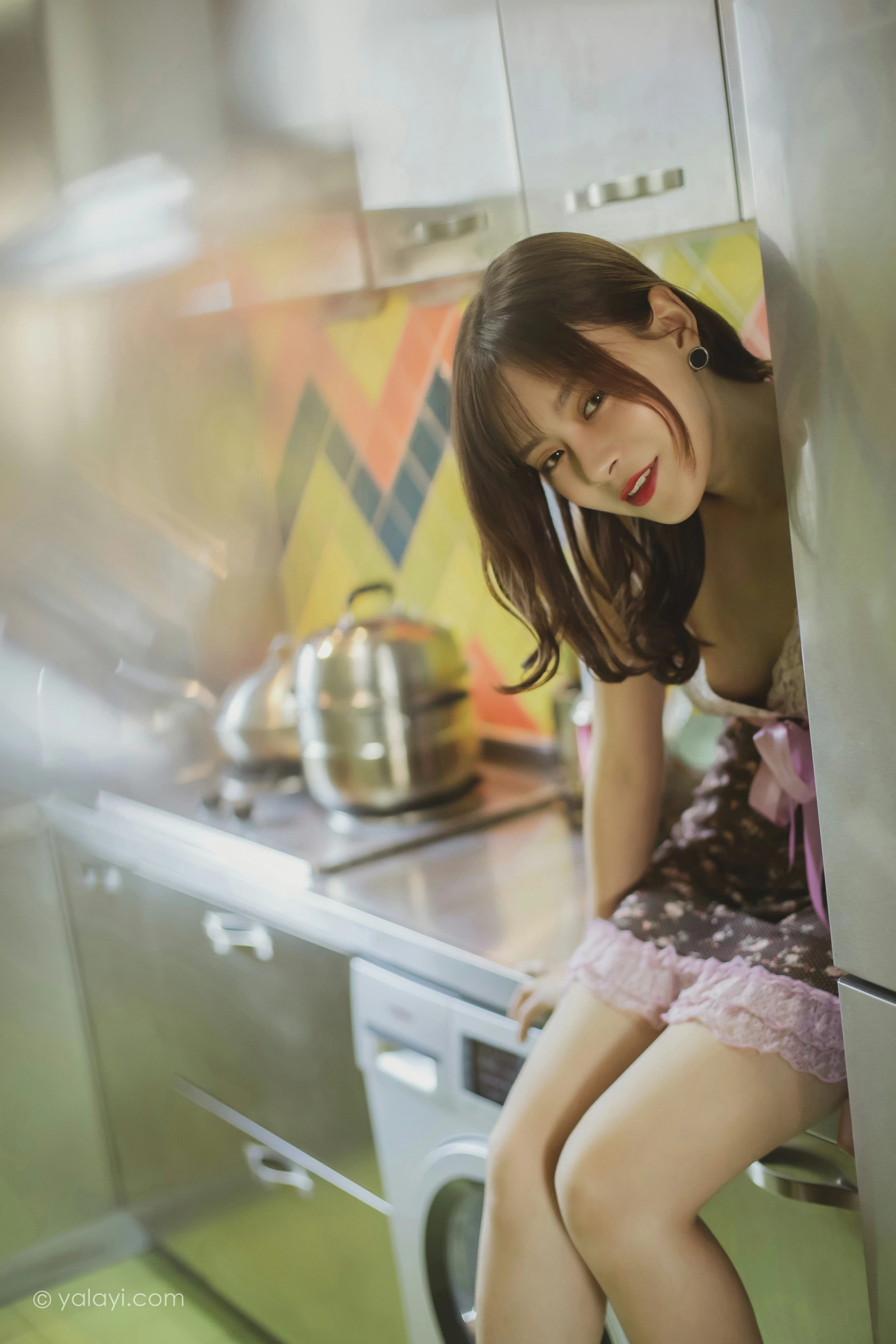 [YALAYI雅拉伊]2021.12.10 自愈 芷琳 粉色吊带蕾丝睡衣裙性感私房写真集第3张