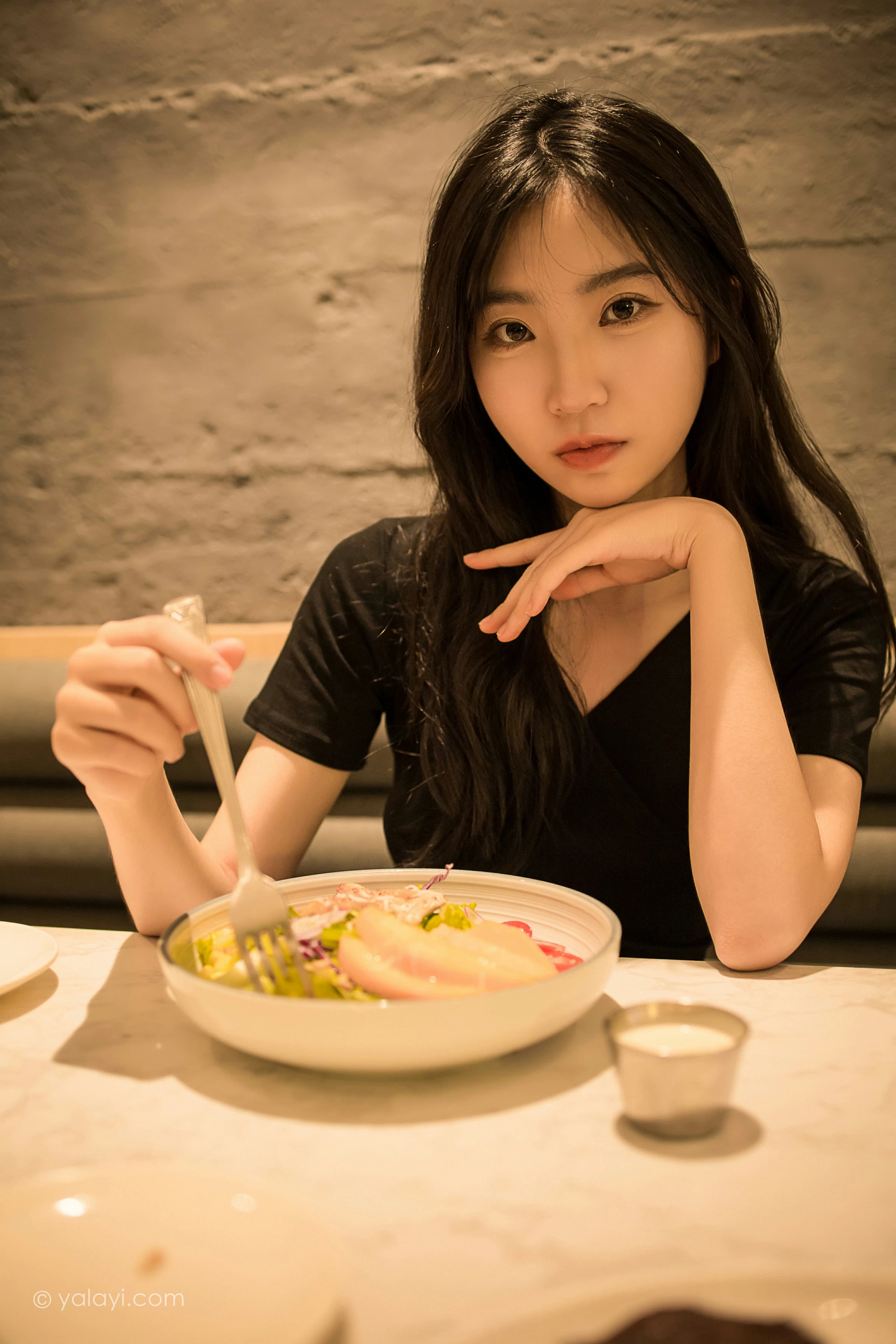 [YALAYI雅拉伊]2022.01.10 梦见前女友 小乔 黑色连衣裙加黑丝美腿性感写真集第4张