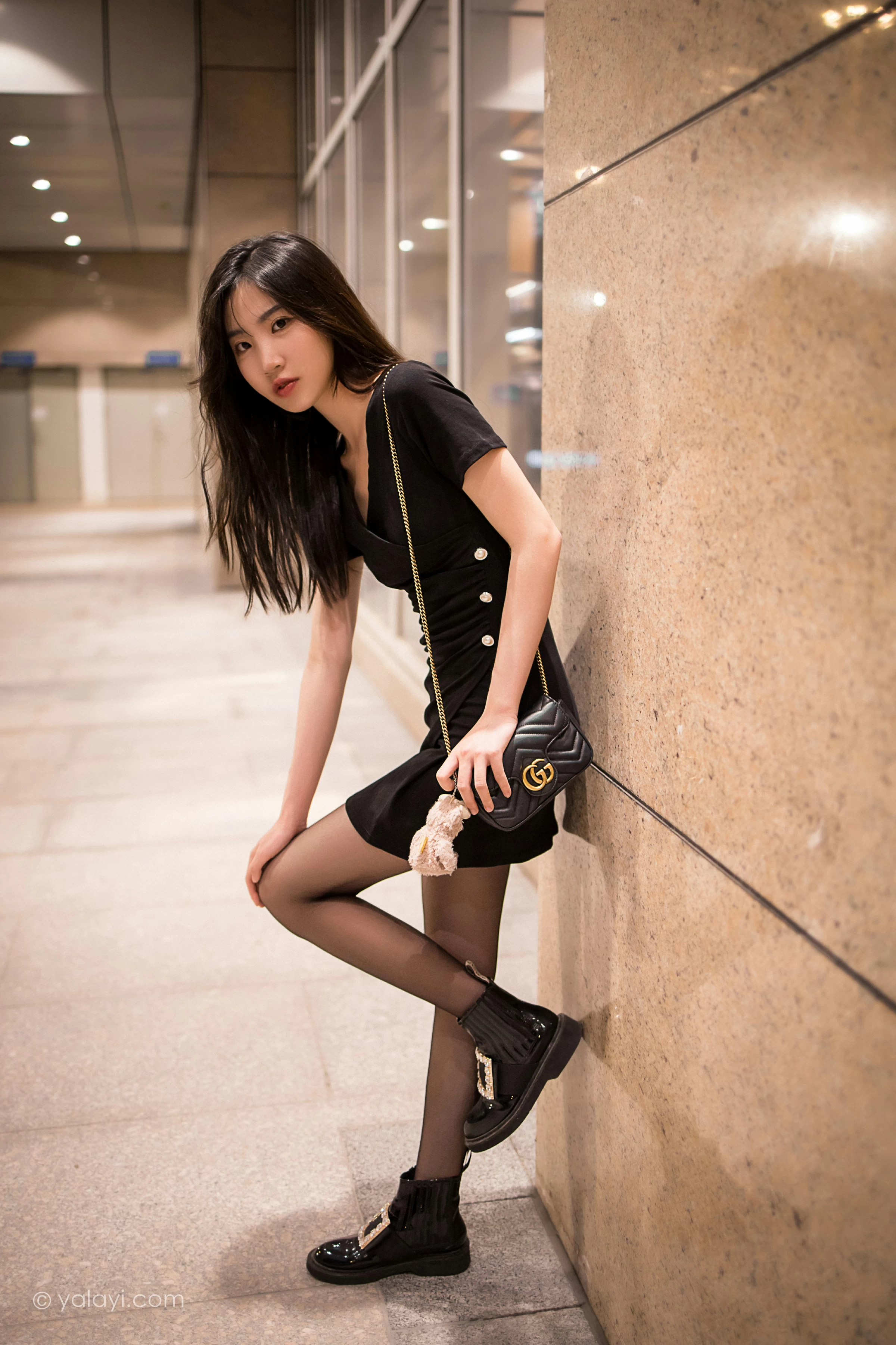 [YALAYI雅拉伊]2022.01.10 梦见前女友 小乔 黑色连衣裙加黑丝美腿性感写真集第9张