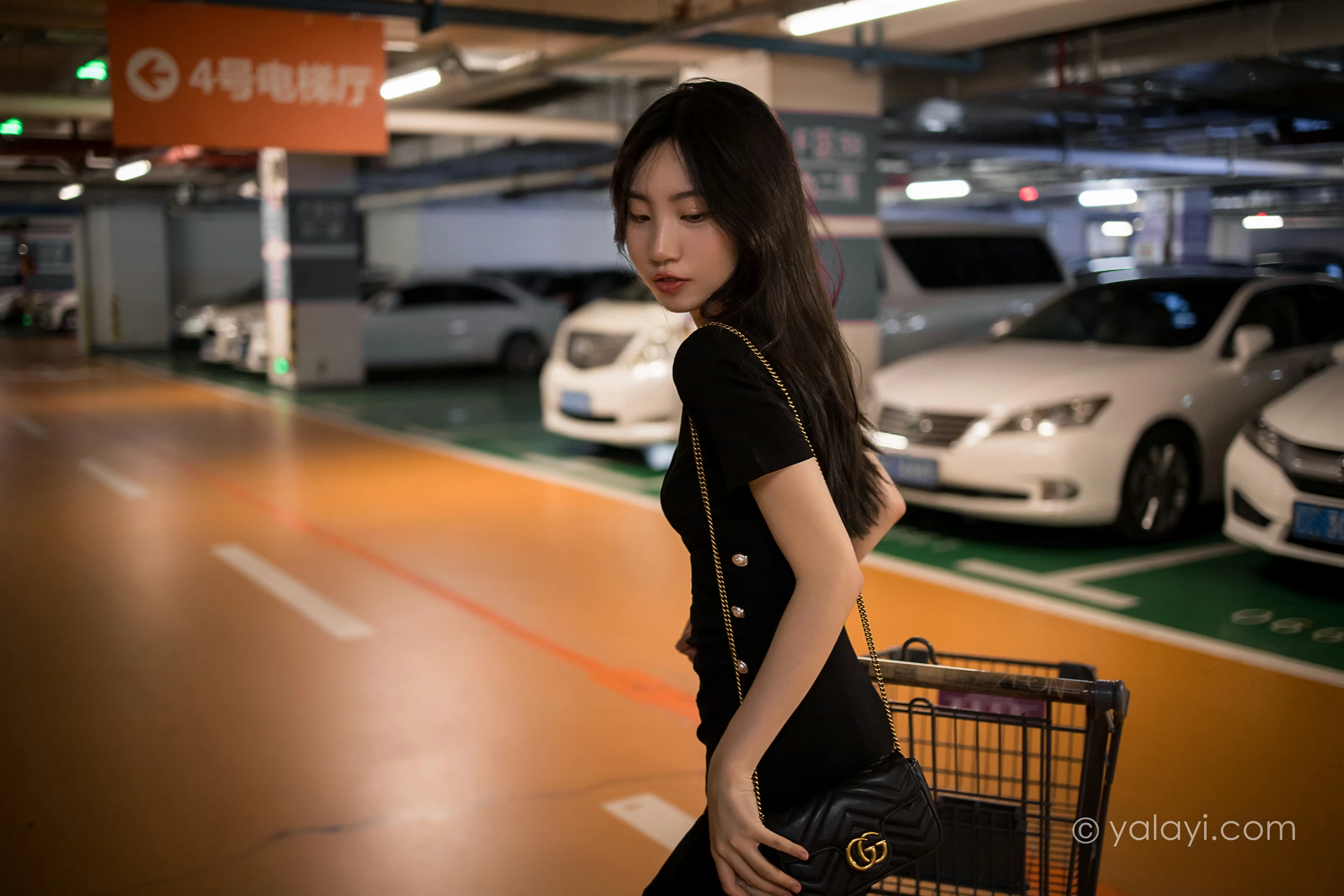 [YALAYI雅拉伊]2022.01.10 梦见前女友 小乔 黑色连衣裙加黑丝美腿性感写真集第9张