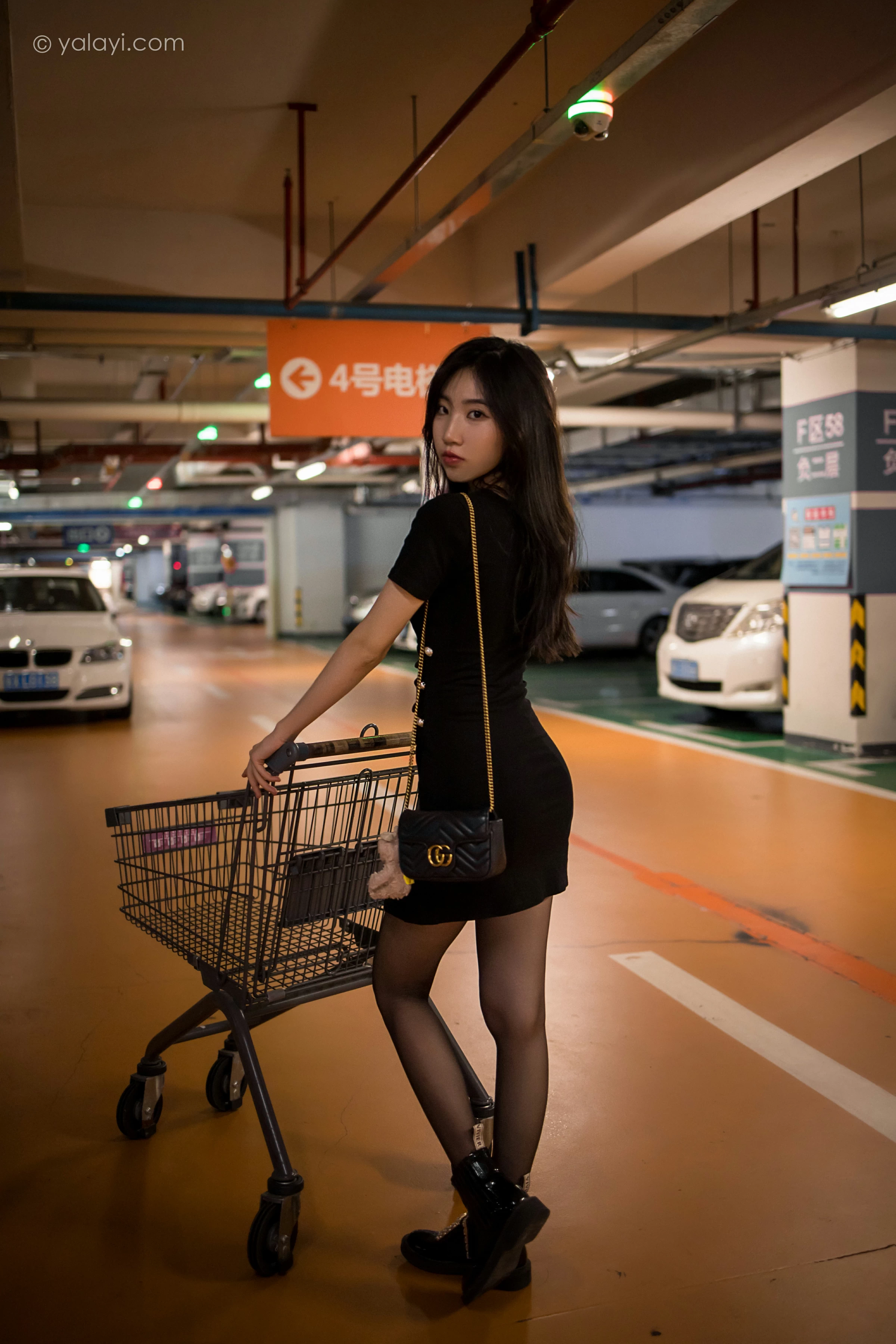 [YALAYI雅拉伊]2022.01.10 梦见前女友 小乔 黑色连衣裙加黑丝美腿性感写真集第8张