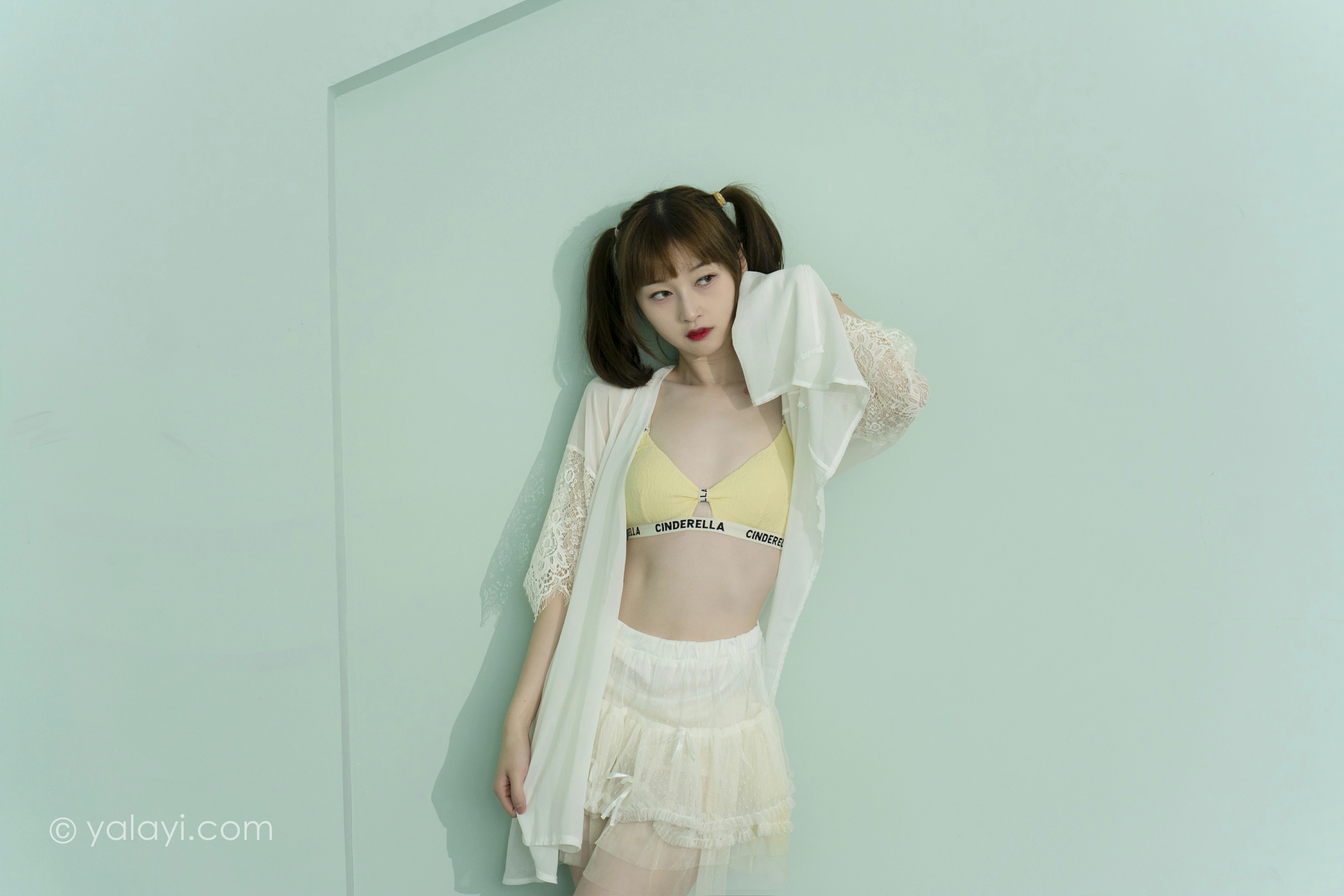 [YALAYI雅拉伊]NO.849 花漾裙裙 京京 白色透视睡衣与短裙加黄色内衣性感写真集第1张