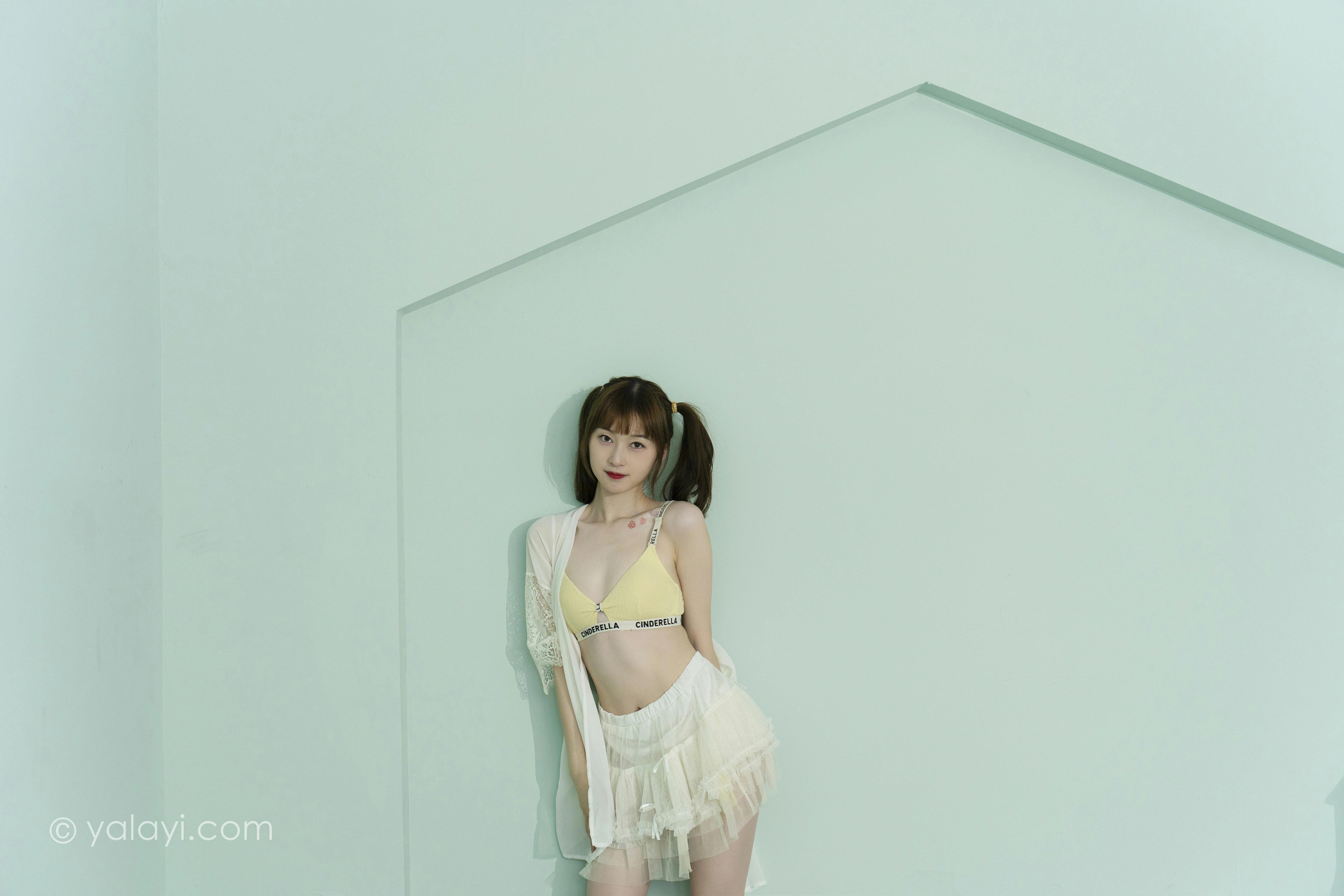 [YALAYI雅拉伊]NO.849 花漾裙裙 京京 白色透视睡衣与短裙加黄色内衣性感写真集第2张