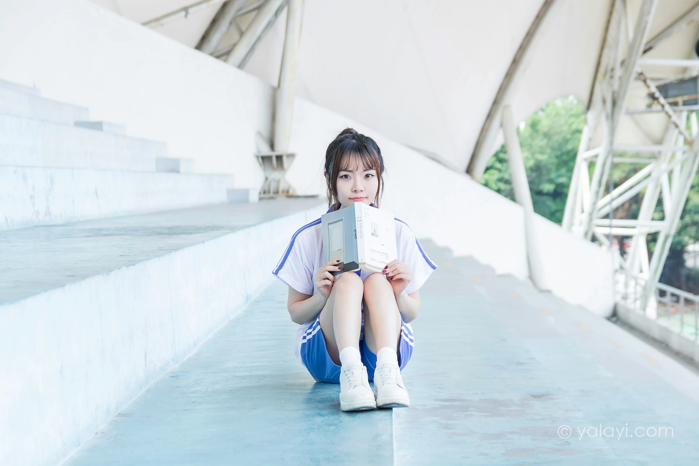 [YALAYI雅拉伊]NO.731 《那些年》 阳阳 白色短袖校服加蓝色短裤私房写真集第1张