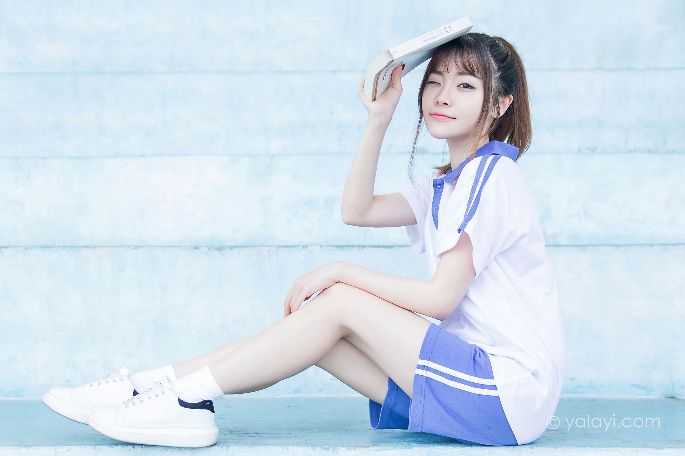 [YALAYI雅拉伊]NO.731 《那些年》 阳阳 白色短袖校服加蓝色短裤私房写真集第2张