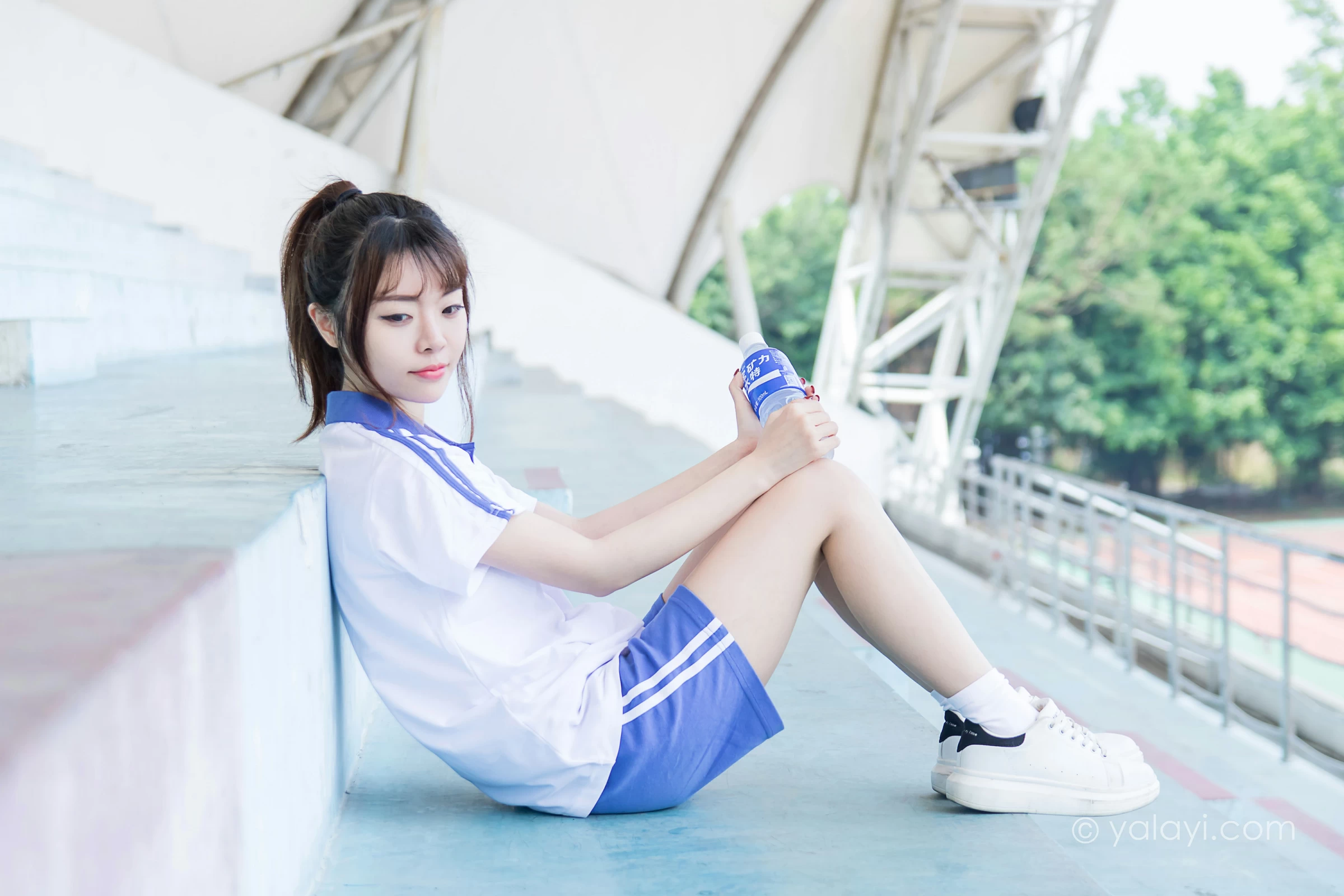 [YALAYI雅拉伊]NO.731 《那些年》 阳阳 白色短袖校服加蓝色短裤私房写真集第5张