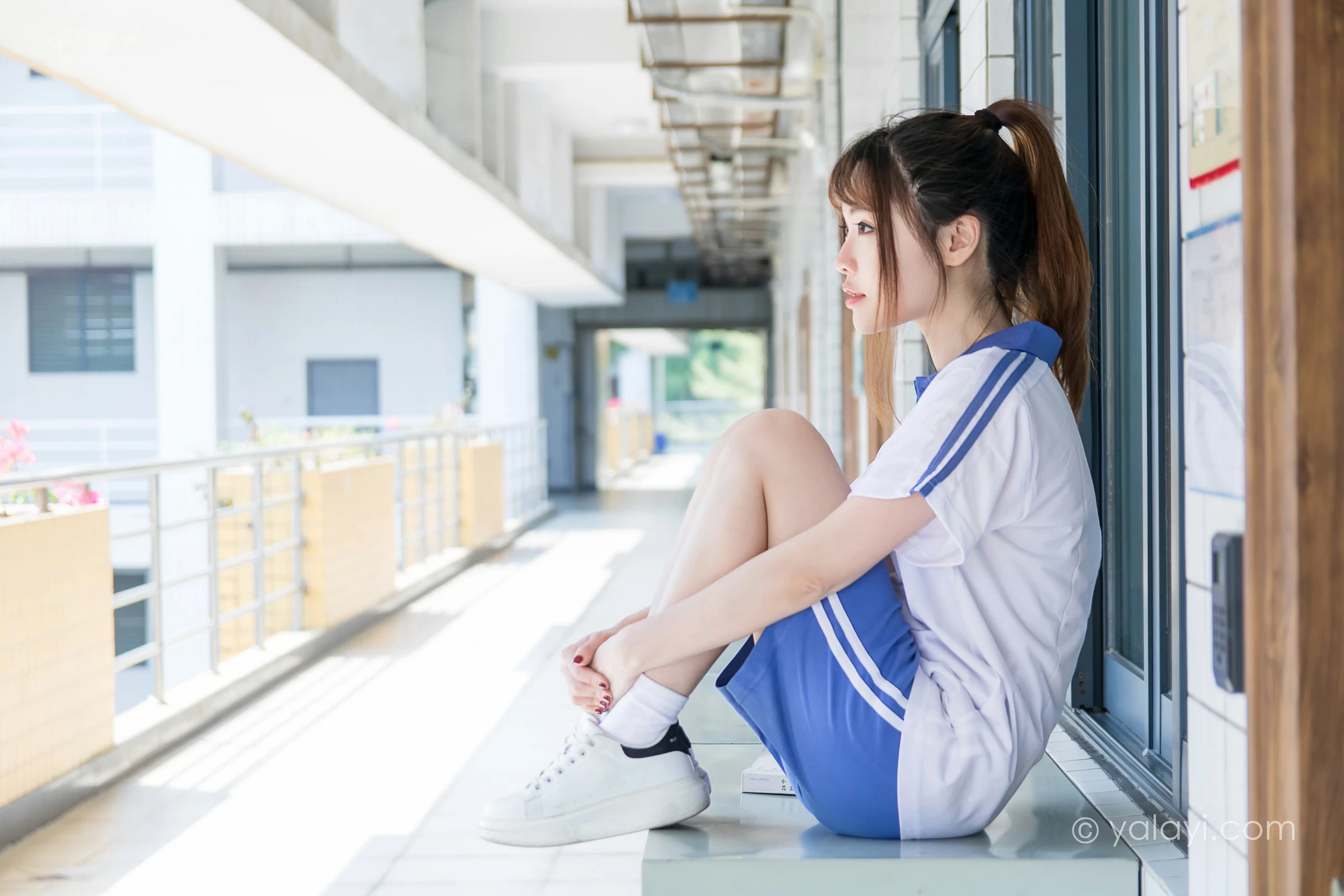 [YALAYI雅拉伊]NO.731 《那些年》 阳阳 白色短袖校服加蓝色短裤私房写真集第12张