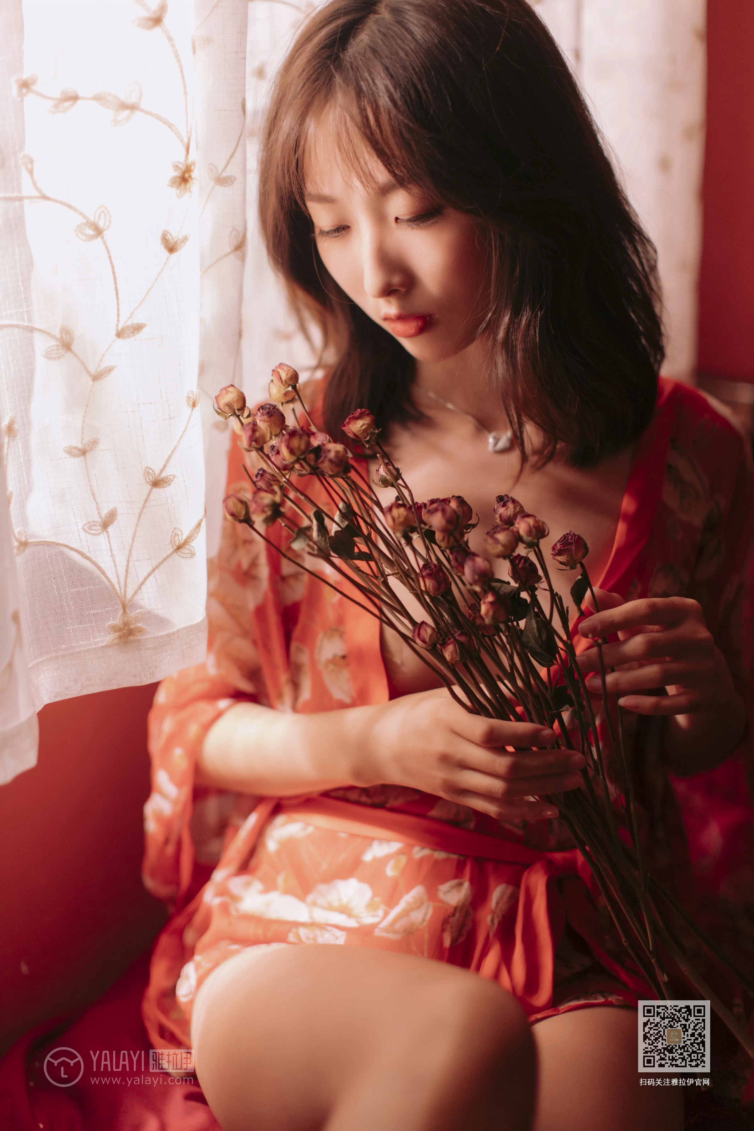 [YALAYI雅拉伊]Vol.460 红妆写真 佳佳 红色睡衣居家性感私房写真集第1张