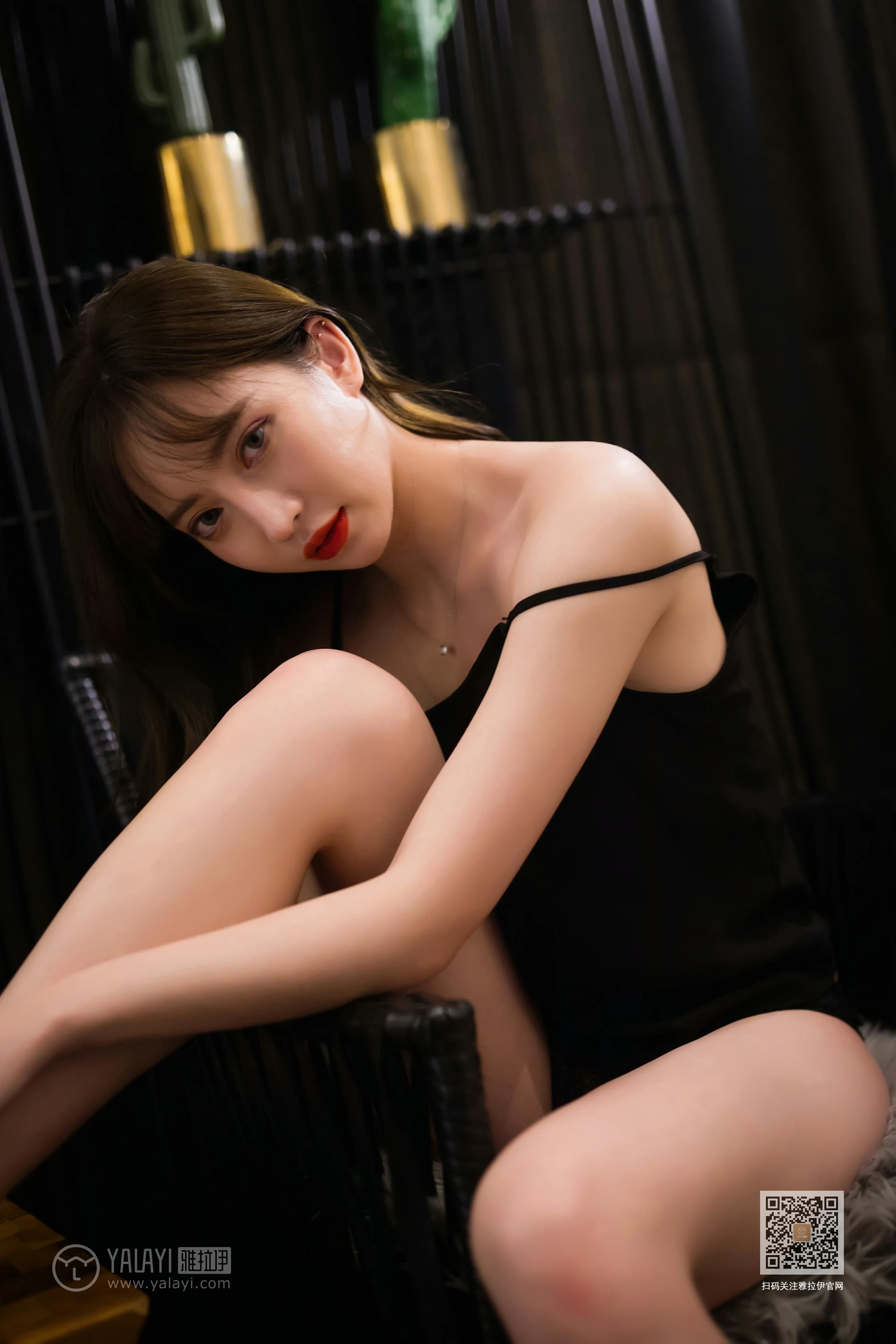[YALAYI雅拉伊]Vol.477 小吊带 白雪 黑色背心加黑色蕾丝内裤性感私房写真集第9张