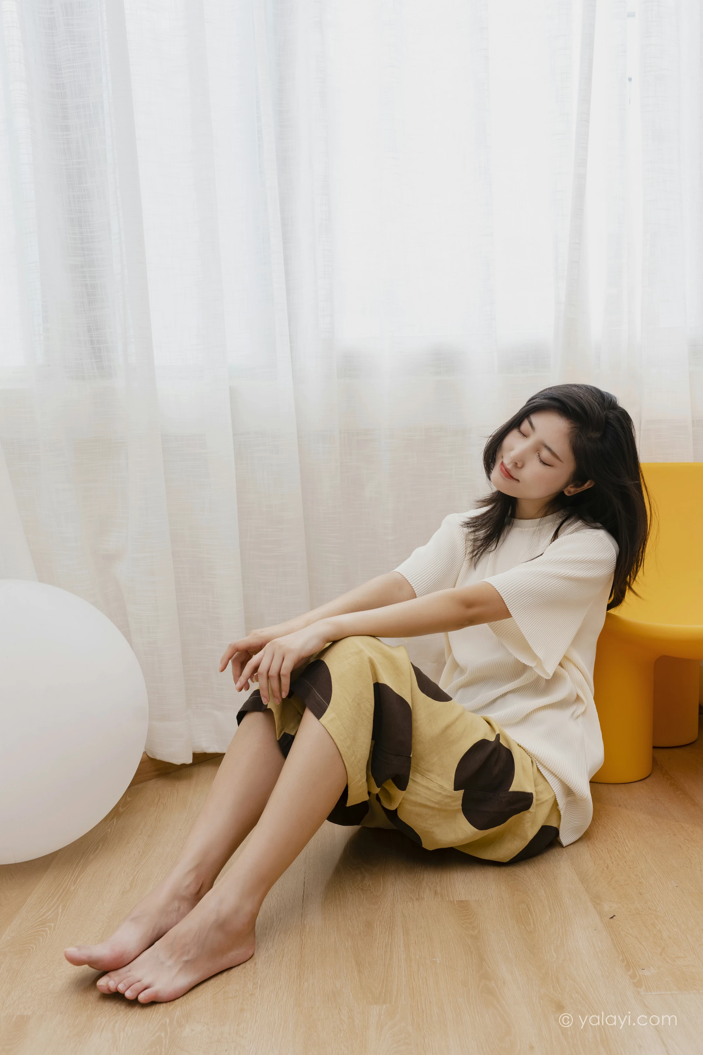 [YALAYI雅拉伊]NO.698 《亲爱的请放松》 苍儿 白色短袖加黄色短裤居家私房写真集第10张