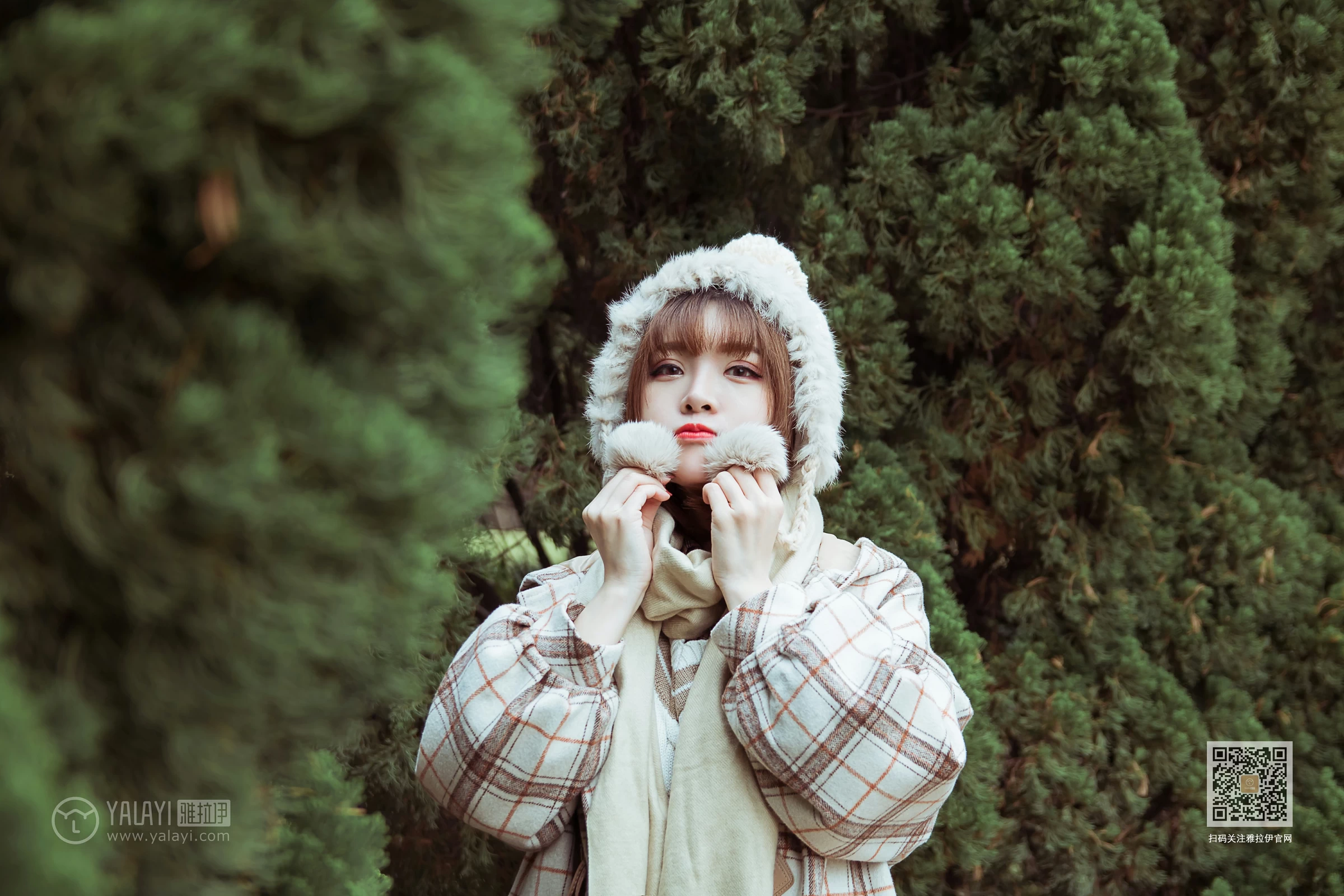 [YALAYI雅拉伊]Vol.515 冬日 阳阳 白色大衣加黑色短裙清纯可爱私房写真集第3张